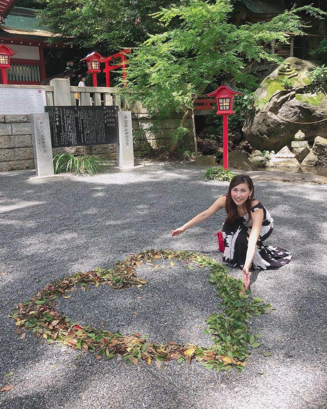 のインスタグラム：「来宮神社⛩フォトスポット的なのがたくさんだったょ✨✨ ・ ジャーン❗️ハート♥️ ・ #熱海 #来宮神社 #travelgram #traveljapan #atami #ハート #love #夏女 #girlstrip #instatravel #神社 #パワースポット #女子旅 #⛩」