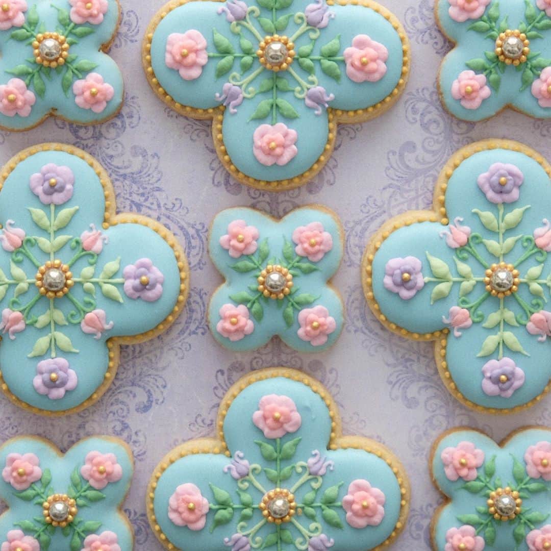 KUNIKAのインスタグラム：「Rose garden cookies ⛲️﻿ ﻿ #artofkunika」