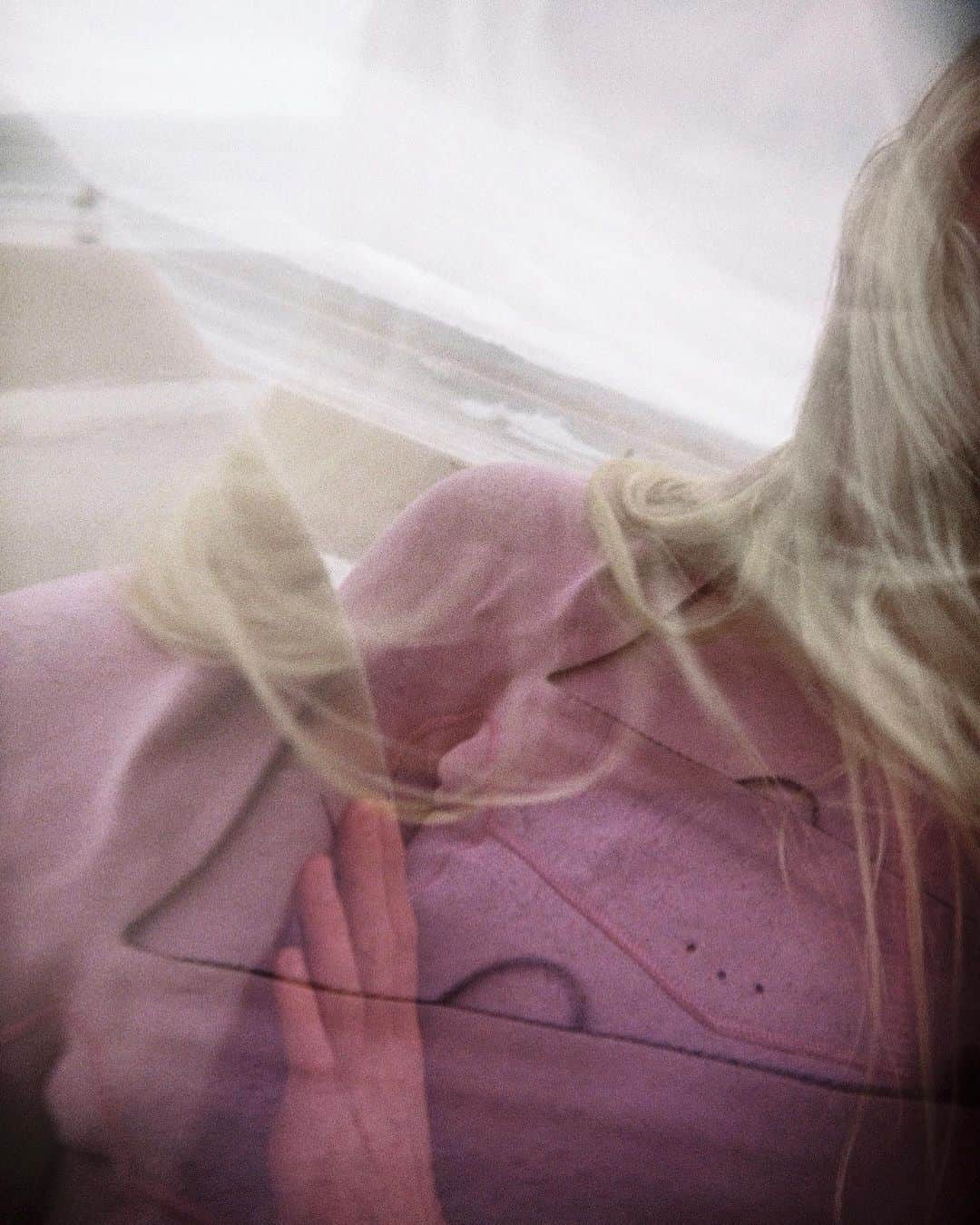 ローラ・エンバーのインスタグラム：「Late July up the coast 🪐🖤」