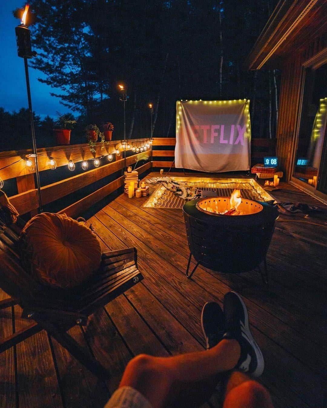 Discover Earthさんのインスタグラム写真 - (Discover EarthInstagram)「Tag someone you want to watch a movie here with! The coziest spot tucked away in the Catskill Mountains of New York.   #discoverunitedstates 🇺🇸 with by @cfunk44  Location @saltboxlodge  #cabin #airbnb #cabinlife #cabininthewoods #netflixandchill」8月12日 19時00分 - discoverearth