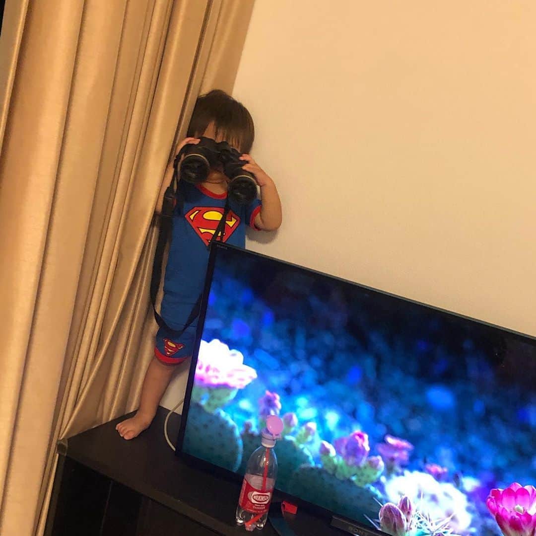 齋藤菜月さんのインスタグラム写真 - (齋藤菜月Instagram)「生まれたてもかわいいし 1歳もかわいいし 2歳もかわいい、、 ほんとにかわいい🥺❤️❤️❤️ 最近また親友さん達の赤ちゃんが生まれて毎日キュンキュン 涙出る😭💖💖 子育て知識ばっかり増えていく菜月おばさん🤣🤣🤣 かわいいちゃん達愛してる🥺💖 あとみんないいままぱぱすぎて尊敬する🥺❤️❤️ 私はただただ癒されて 人のおうちに酒持ち込んで飲み続けてる🍷 いつも幸せをありがとぅ🥺 #👶#子犬みたい #可愛すぎる#体全部預けてくる#愛おしい #ママリ　とは #スーパーマン#バットマン#可愛い子供服すぐ買っちゃう」8月12日 19時01分 - irisnacchi