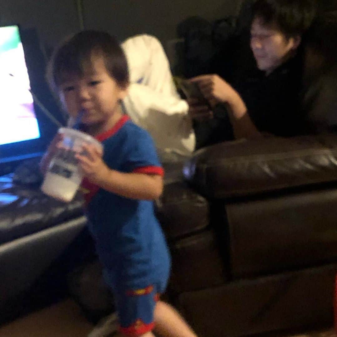 齋藤菜月さんのインスタグラム写真 - (齋藤菜月Instagram)「生まれたてもかわいいし 1歳もかわいいし 2歳もかわいい、、 ほんとにかわいい🥺❤️❤️❤️ 最近また親友さん達の赤ちゃんが生まれて毎日キュンキュン 涙出る😭💖💖 子育て知識ばっかり増えていく菜月おばさん🤣🤣🤣 かわいいちゃん達愛してる🥺💖 あとみんないいままぱぱすぎて尊敬する🥺❤️❤️ 私はただただ癒されて 人のおうちに酒持ち込んで飲み続けてる🍷 いつも幸せをありがとぅ🥺 #👶#子犬みたい #可愛すぎる#体全部預けてくる#愛おしい #ママリ　とは #スーパーマン#バットマン#可愛い子供服すぐ買っちゃう」8月12日 19時01分 - irisnacchi