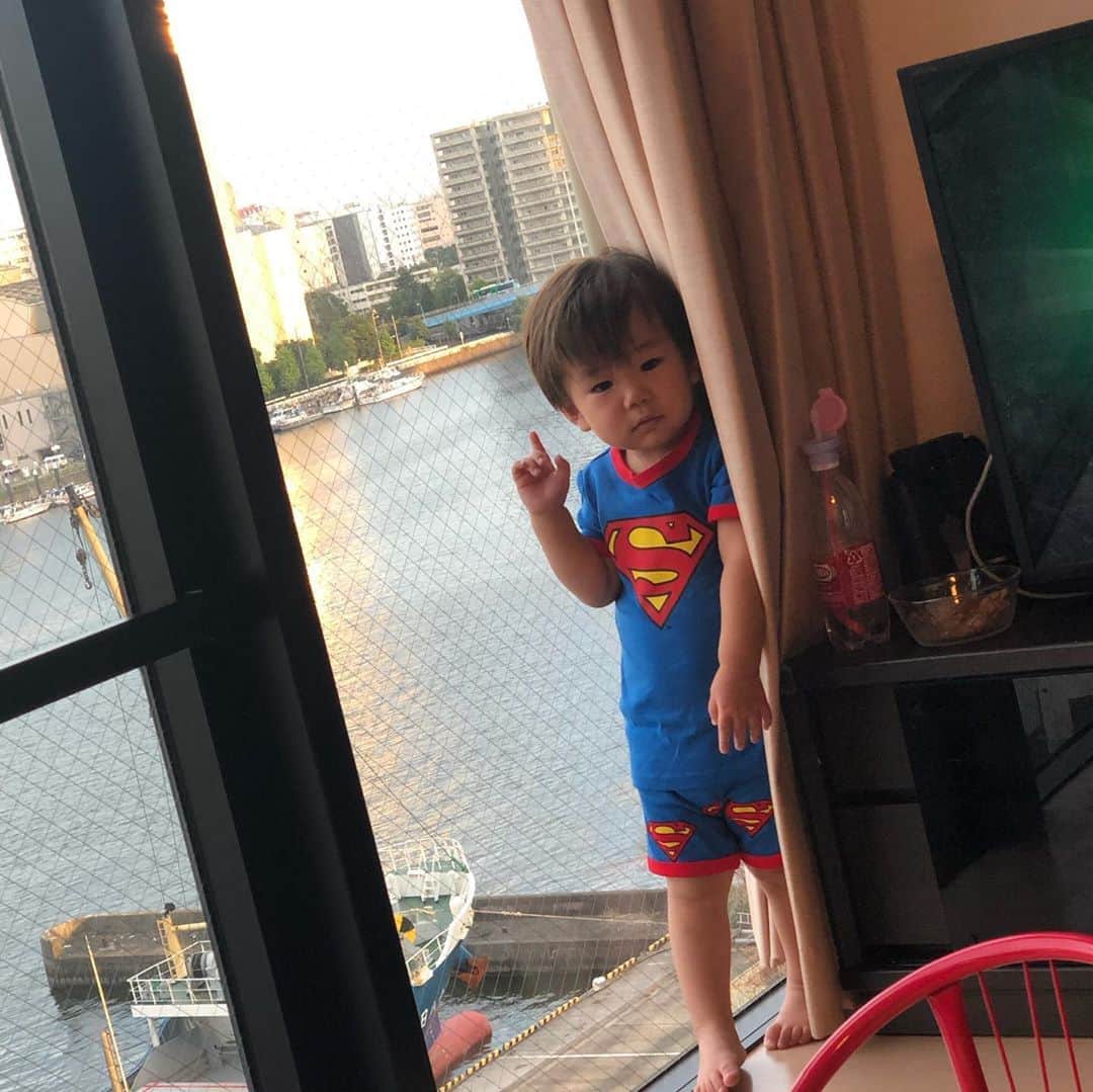 齋藤菜月さんのインスタグラム写真 - (齋藤菜月Instagram)「生まれたてもかわいいし 1歳もかわいいし 2歳もかわいい、、 ほんとにかわいい🥺❤️❤️❤️ 最近また親友さん達の赤ちゃんが生まれて毎日キュンキュン 涙出る😭💖💖 子育て知識ばっかり増えていく菜月おばさん🤣🤣🤣 かわいいちゃん達愛してる🥺💖 あとみんないいままぱぱすぎて尊敬する🥺❤️❤️ 私はただただ癒されて 人のおうちに酒持ち込んで飲み続けてる🍷 いつも幸せをありがとぅ🥺 #👶#子犬みたい #可愛すぎる#体全部預けてくる#愛おしい #ママリ　とは #スーパーマン#バットマン#可愛い子供服すぐ買っちゃう」8月12日 19時01分 - irisnacchi