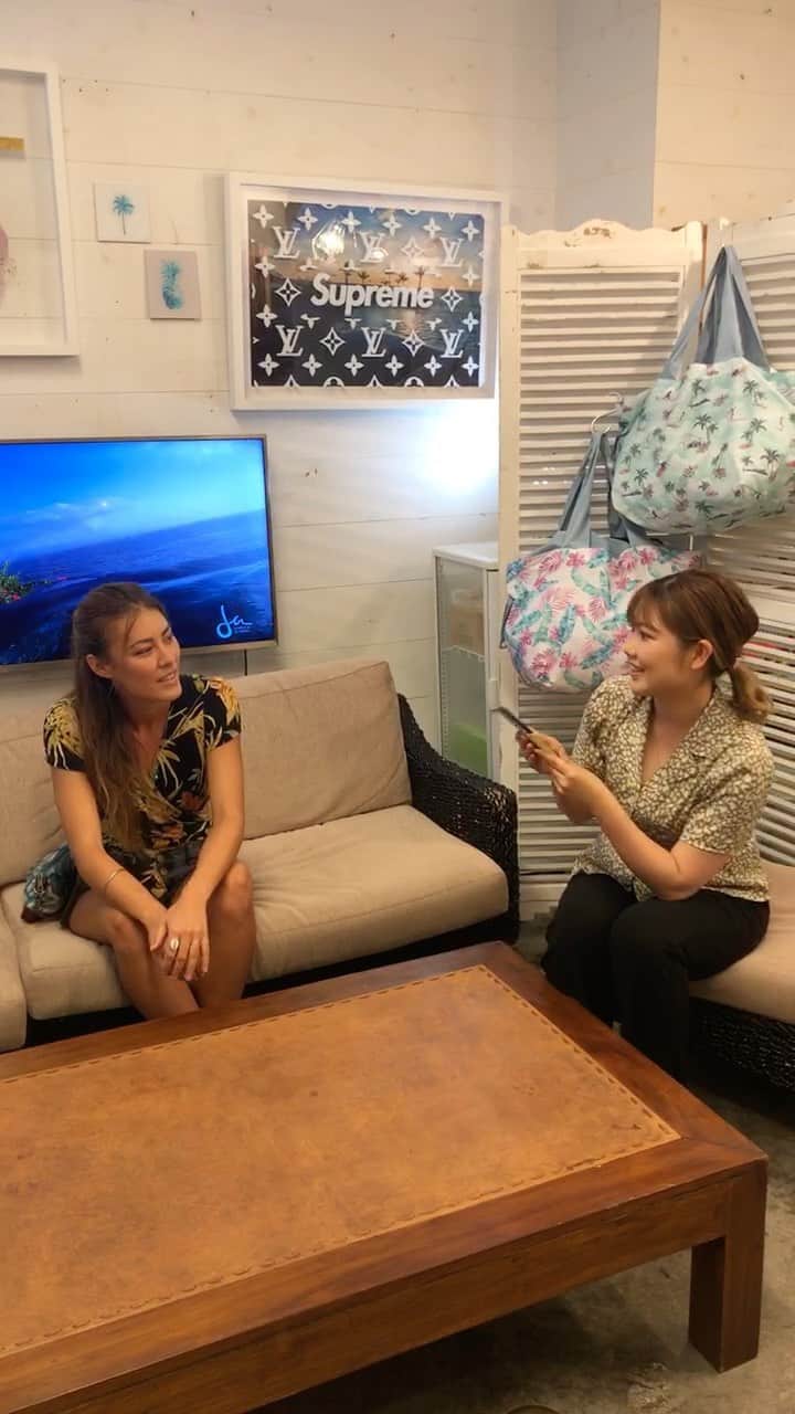 ラレイアのインスタグラム：「LA発サーフアーティスト「Jessica Miyuki」@jessicamiyuki がインスタLIVEに参加してくれました😍🌺🌈✨ ・ せっかくなので色々ご質問してみました！ ・ ・ 初公開の新作も少しご紹介👏💕 ぜひcheckしてみてください😊 ・ ・ ・ ---La Leia Precious Life(ラレイア)--- @laleia_official ・ 楽天市場店 https://www.rakuten.co.jp/laleia-p-life/ ・ au wowma店 https://wowma.jp/user/52666346 ・ Yahooショッピング店 https://shopping.geocities.jp/laleia-p-life/ ・ ・ #art#hawaii#aloha#surf#beach#laleia#ハワイ#フォトジェニック#インスタ映え#インスタ女子#アロハ#ビーチ#海を感じる雑貨#ラレイア#アート#ビーチガール#サーフスタイル#大人カジュアル#ジェシカミユキ#ギフト#プレゼント#楽天スーパーセール #楽天 #jessicamiyuki #エコバッグ #マイバッグ #インスタライブ」
