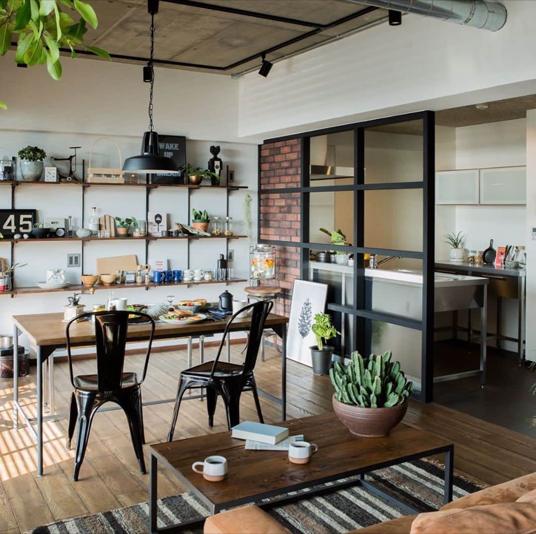のインスタグラム：「・ AM6_BROWN ・ ・ 最新イベント&店舗情報はプロフィールをチェック▽ @orangehouse_tokyo ・ ・ サブアカウント▽ @orangehouse_editors ・ ・ #オレンジハウス #オレンジハウス静岡 #オレンジハウス東京 #新築住宅 #新築戸建 #新築マイホーム #住宅デザイン #リノベ #施工事例 #ダイニング #dolive #am6」