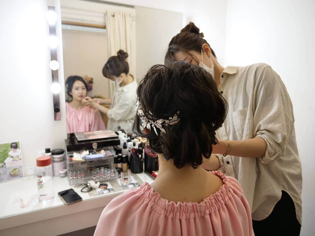 St.AQUA 東京の結婚式場 サンアクアチャペルのインスタグラム：「〜大人気のヘアメイクリハーサルのご紹介〜   当日に安心して、新婦様にヘアメイクを迎えていただけるよう 当チャペルではヘアメイクリハーサルを行なっていただいております。  ヘアメイクリハーサルでは、 美容スタッフよりいくつかのパターンで、 ヘアセットやメイクアップをご提案させていただいております。  似合うヘアスタイルが分からない、 メイクアップをプロに相談したい、 そんな方におすすめです。  #結婚式 #wedding #ブライダルヘアメイク #ヘアメイクリハーサル #ウェディングへア #結婚準備 #結婚式場探し #プレ花嫁 #2020年冬婚 #2021年春婚　#ヘアメイク　#コスメ　#フォトウェディング  #ヘアメイクレポ  #試着レポ」