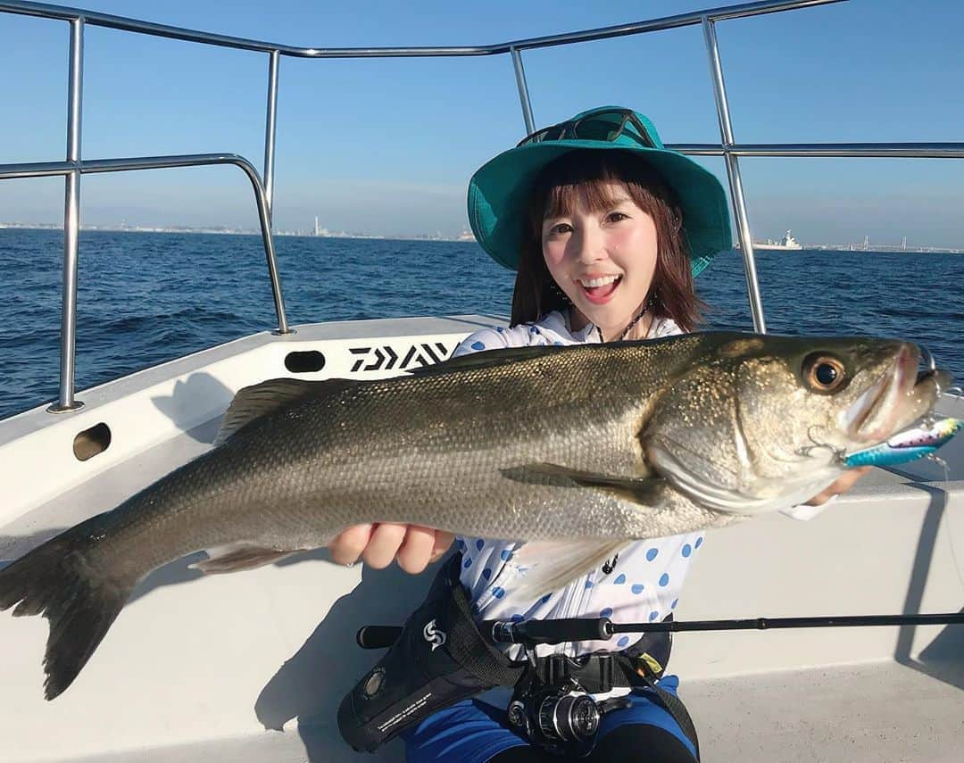 井上直美さんのインスタグラム写真 - (井上直美Instagram)「夏シーバスは元気いっぱいで楽しいな♪たしか昨年のお盆はシーバスさんもお盆休みに入ってしまったのが全然釣れなかった記憶ですが、今日は沢山のシーバスに遊んでもらえたよ♪ 　#釣り　#釣りガール　#シーバス　#ボートシーバス　#テイルウォーク　　　 　#ニコデザインオフィス　#ニコバイブ 25g  #サンヨーナイロン　#イチカワフィッシング　#1番好きな釣り　#釣り好きな人と繋がりたい  #井上直美」8月12日 19時03分 - naochingyo