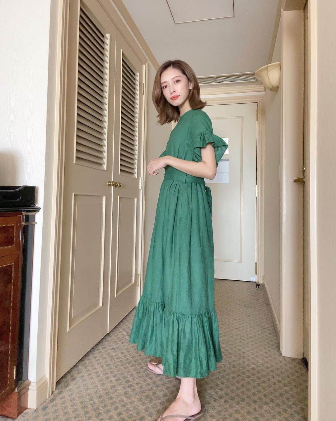 石黒美帆のインスタグラム：「*﻿ 今日も暑かったですね〜。﻿ 保冷剤をくるんで首を冷やしながら歩いてます☀️﻿ ﻿ ﻿ ワンピースは去年の @tsurubymarikooikawa 。﻿ ツルのワンピースはシルエットとかディテールが本当にツボで、何年も着よう！と思っていつも購入してます😊﻿ ﻿ ﻿ 前も後ろも撮りたくて、結局動画になりました🙏﻿ ﻿ ﻿ ﻿ ﻿ #fashion#fashionstyle#fashiongram#instafashion#outfit#ootd#dailylook#tsurubymarikooikawa#패션#오오티디#ファッション#コーデ#ツルバイマリコオイカワ#リゾートコーデ#リゾートワンピ#夏服#夏コーデ#シンプルコーデ」