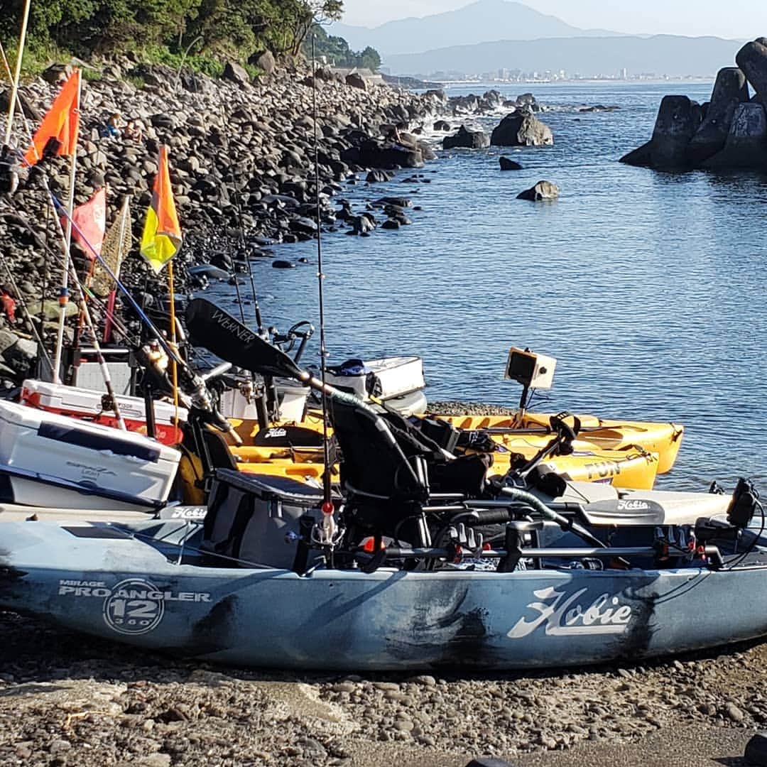 鈴木拓さんのインスタグラム写真 - (鈴木拓Instagram)「今日は小田原で海に浮いた。  5艇で行った！  今回はタンスの肥やしになっていたブラックバスのタックルが使えた。  カサゴやアカハタがそこそこ連れて嬉しかったー  バレットシンカーが岩礁帯にほとんど引っかからなかった！  #hobie kayak」8月12日 19時05分 - suzukitaku.drunkdoragon