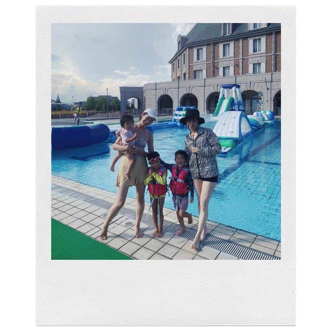 ジュジュのインスタグラム：「園友🌸ママ友👩仲良し友🤝の @sykhiyoritz とフルーツフラワーパークのプールへ👙 . . 1人で2人連れのプール初めてで、少しドキドキしたけど、sayaka©️のお陰で乗り切れました♡ . . なんせ親も子も全力で楽しかった!!!!😂 . 坊も今日も沢山の事に挑めたね♡ . しかし今日のMVPは絶対彼女にあげたい#📸ラスト笑 . これ、実は中々難しいのに、筋トレが趣味の彼女... #さすがやで。笑 . #おかん達の全力の休日 #帰宅後白目の向こう側 #2020夏の思い出」