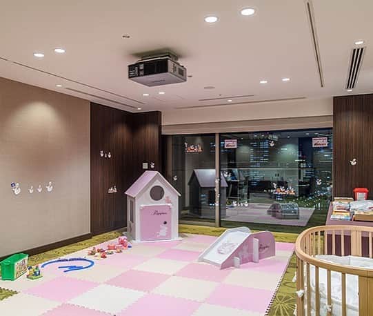 Palace Hotel Tokyo / パレスホテル東京さんのインスタグラム写真 - (Palace Hotel Tokyo / パレスホテル東京Instagram)「お菓子でできた列車の向かう先は、楽しい夏休み。期間限定のキッズルームでホテルならではの思い出作りを。(事前予約制) The train made of our original sweets takes your family to a fun summer vacation.  #ホテルスイーツ #白鳥 #イラスト #夏休み #ホテルライフ #ホテルステイ #家族旅行 #キッズルーム #ナニー #宿泊プラン #期間限定 #丸の内 #パレスホテル東京 #PalatialSweets #swan #summervacation #hotelstay #staycation #qualitytime #familyvacation #kidsactivity #uncommontravel #lhwtraveler #marunouchi #PalaceHotelTokyo」8月12日 19時07分 - palacehoteltokyo