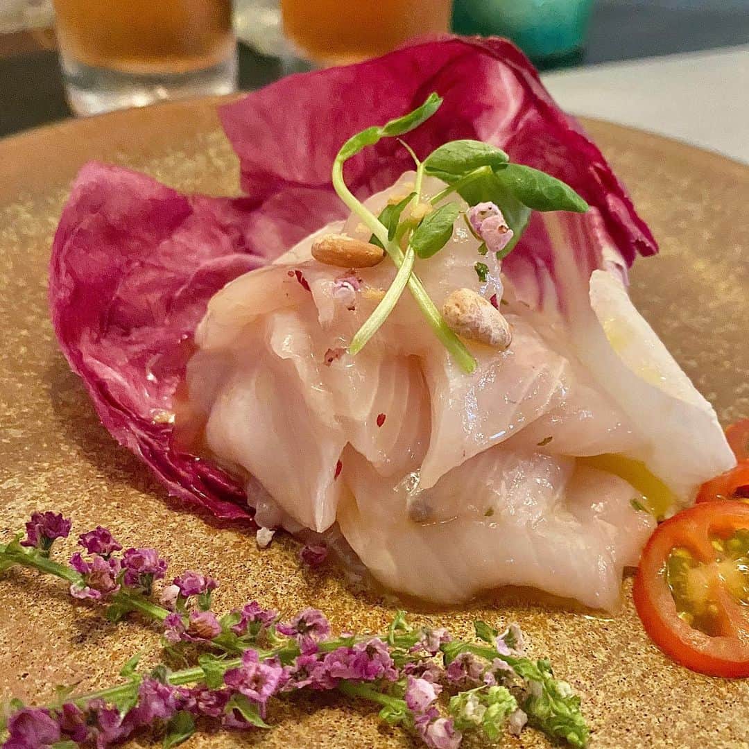 のインスタグラム：「🐟熟成かんぱち🐟 ミシュランの味がおうちでも堪能できる 「デキャンタージュ熟成かんぱち～オリーブオイルと“かのや醤油”のカルパッチョ～」 . 先日、 @nocake_nagoya さんでこちらの 熟成かんぱちをいただき あまりの美味しさに衝撃を受けました❣️ . 濃厚で旨味もたっぷりでとろける食感！！ こんなかんぱち食べたことない😭✨ あまりに感動していたらなんと！ こちらネットでの購入ができると👏👏 . 最高の状態を食べてもらいたいという ショックフリーズという技法で 高品質な冷凍なのでお店と変わらない 味をおうち堪能できました🥺(pic②) . 解凍して器に盛るだけなので簡単に おしゃれで美味しい一品の完成💓 白ワインとも相性抜群🥂 . 熟成かんぱちは鹿児島のフードショップ 「Hacchi Web Shop」 の通販サイトから購入できます！ 　https://jkanpachi.theshop.jp/ . . スタバクイーン👸🏼メインアカウント ➡︎ @ayumin0220stb . #デキャンタージュ熟成かんぱち #熟成かんぱち #かのやカンパチ #カルパッチョ #熟成 #鹿児島 #鹿屋 #かんぱち #Hacchi #この路 #オリーブオイル #お取り寄せ #ミシュラン #レストラン #通販 #名古屋#名古屋ランチ#名古屋グルメ #インスタグルメアワード2020#あいなご#ナゴレコ#グルメライター」