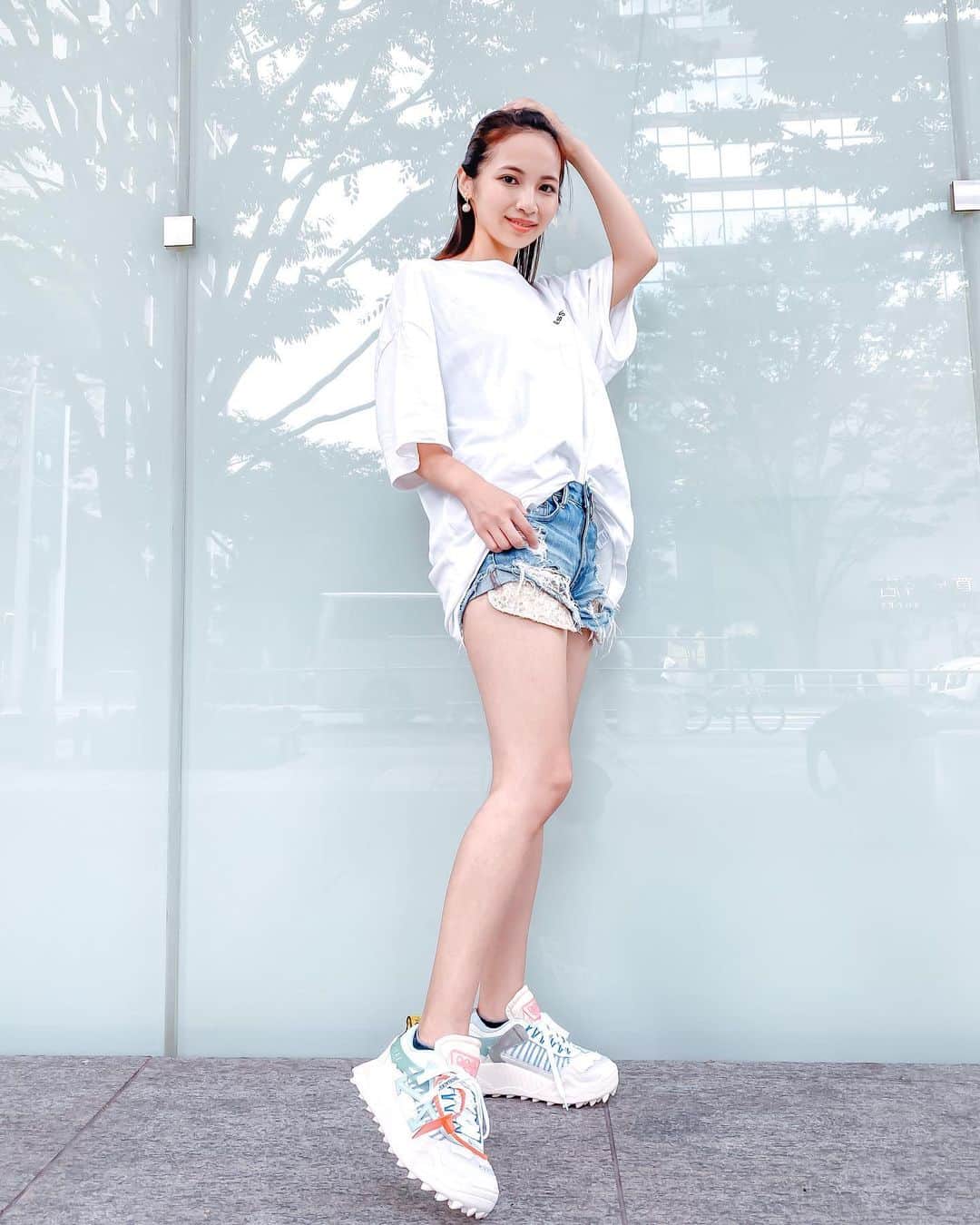 のインスタグラム：「昨日の #キモ撮り の全身コーデ👟  昨日は別々にお家を出て、後で合流したんだけど、 Tシャツ適当に借りたら、まさかのペアルックになってしまった…😨！ (なんで同じの2枚あるの😭！)  恥ずかしい…と言いながら、ふとインスタを開いたらジャスティンビーバーもこのTシャツ着てる写真アップしてて…！ 偶然が重なりすぎたので記念にアップ😌😌  #スニーカー #スニーカー女子 #スニーカーコーデ #スニーカー好き #カップル #カップルコーデ #カップルフォト #オフホワイト #オフホワイトコーデ #sneakers #sneaker #offwhite #odsy #odsy1000 #code #fashiongram #fashion #white #sneakerstyle #ooted」