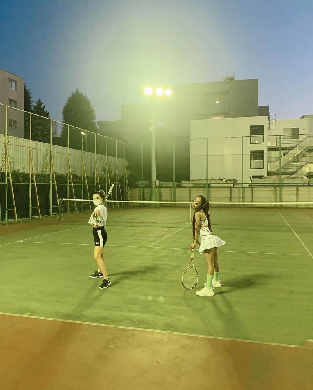 植野有砂さんのインスタグラム写真 - (植野有砂Instagram)「Found my new hobby 🎾🦋❤️don’t even ask if I’m good at it😂just watch the videos💁🏼‍♀️先週から彼の友達とテニスを始めて、今回はテルマちゃんもこれてみんなで！！格好がさすがすぎて強そうww😂私は小学生のときテニススクールに通ってたのに動きがやばすぎて😂恥　とにかくめちゃいい運動だしリフレッシュできて楽しい！！！また来週〜💕💕笑」8月12日 19時17分 - alisaueno