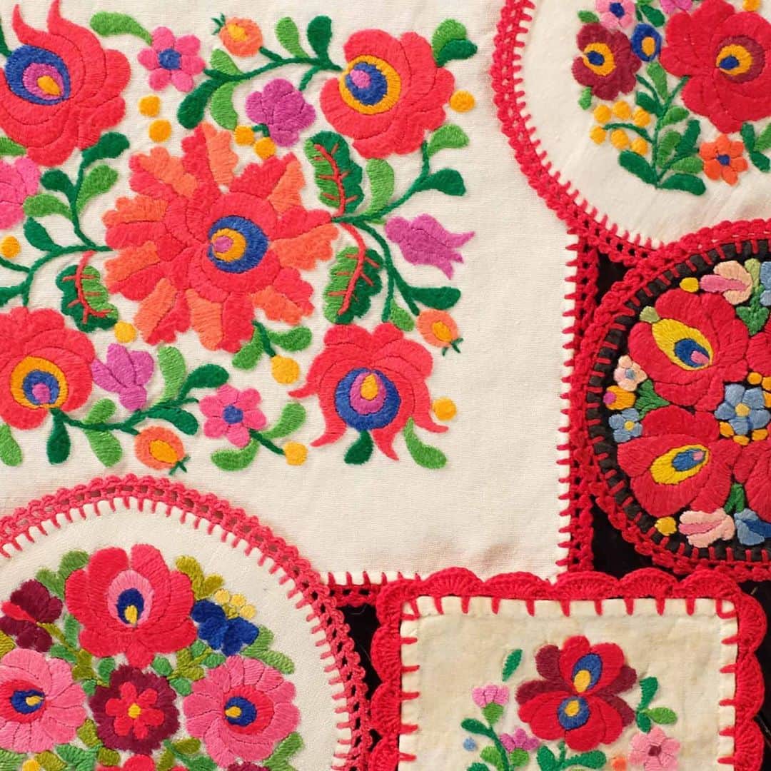 手紙社さんのインスタグラム写真 - (手紙社Instagram)「【GOOD MEETING：家族の愛がたっぷり詰まったハンガリーの刺繍】﻿ 素朴で力強いハンガリーの刺繍は「農民の刺繍」と言われています。おばあちゃんやお母さんが、家族の衣装や家の中を彩るために、農作業の合間や冬に少しずつ刺して仕上げます。村によって特徴的なモチーフがあり、それは家紋のように村人の間で受け継がれてきました。カロチャ、マチョー、ベレグ、ブジャーク、パローツ、シオーアガールド、デブレツェンなど、ハンガリーの様々な刺繍を見ながら、その刺繍に込められた愛を感じてください。﻿ ﻿ ＜CHARKHA「東欧を旅する雑貨店」開催概要＞﻿ 日時：8月19日（水）19:00〜19:50﻿ 参加費：一般 ¥1,500（税込）/ 部員 ¥1,400（税込） ﻿ 申込み：受付中／8月19日（水）12:00﻿ ﻿ ▶︎詳しくは「@tegamisha」プロフィールのハイライト「GOOD MEETING」より公式サイトへ！　 CALENDERより「8/19（水）19:00〜『東欧を旅する雑貨店』」をチェック！﻿ ﻿ ◎GOOD MEETINGってどんな場所？﻿ 手紙社が敬愛する作り手やお店のオーナー、書き手やパフォーマー、あらゆるジャンルの気になる方々をナビゲーターにお迎えして、Zoom上で講座やワークショップ、部活動的な集い、暮らしにまつわる情報交換を行う場です。﻿ ﻿ #手紙社#手紙舎#tegamisha#GOODMEETING#グッドミーティング#zoom#zoomレッスン#zoom講座#オンライン講座#オンラインイベント#オンライン#オンライン配信#オンライン開催#オンラインレッスン#リモート#CHARKHA#チャルカ#ハンガリー#刺繍﻿」8月12日 19時17分 - tegamisha