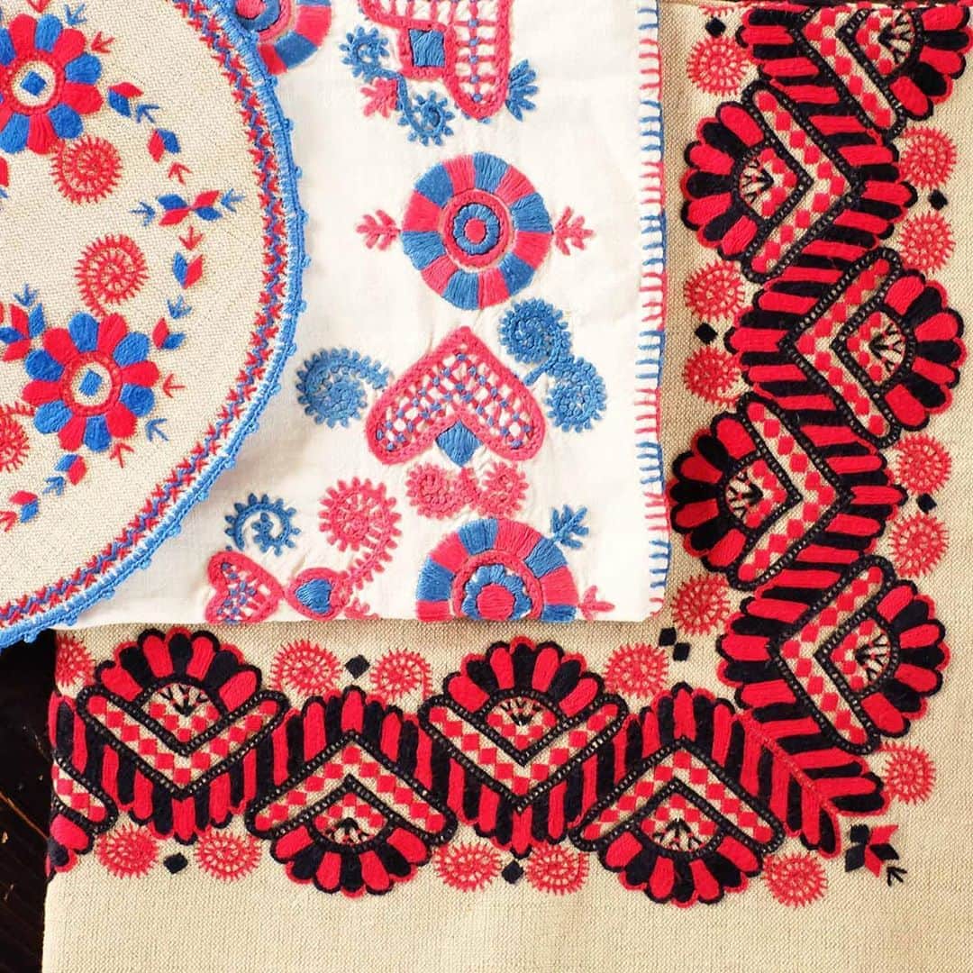 手紙社さんのインスタグラム写真 - (手紙社Instagram)「【GOOD MEETING：家族の愛がたっぷり詰まったハンガリーの刺繍】﻿ 素朴で力強いハンガリーの刺繍は「農民の刺繍」と言われています。おばあちゃんやお母さんが、家族の衣装や家の中を彩るために、農作業の合間や冬に少しずつ刺して仕上げます。村によって特徴的なモチーフがあり、それは家紋のように村人の間で受け継がれてきました。カロチャ、マチョー、ベレグ、ブジャーク、パローツ、シオーアガールド、デブレツェンなど、ハンガリーの様々な刺繍を見ながら、その刺繍に込められた愛を感じてください。﻿ ﻿ ＜CHARKHA「東欧を旅する雑貨店」開催概要＞﻿ 日時：8月19日（水）19:00〜19:50﻿ 参加費：一般 ¥1,500（税込）/ 部員 ¥1,400（税込） ﻿ 申込み：受付中／8月19日（水）12:00﻿ ﻿ ▶︎詳しくは「@tegamisha」プロフィールのハイライト「GOOD MEETING」より公式サイトへ！　 CALENDERより「8/19（水）19:00〜『東欧を旅する雑貨店』」をチェック！﻿ ﻿ ◎GOOD MEETINGってどんな場所？﻿ 手紙社が敬愛する作り手やお店のオーナー、書き手やパフォーマー、あらゆるジャンルの気になる方々をナビゲーターにお迎えして、Zoom上で講座やワークショップ、部活動的な集い、暮らしにまつわる情報交換を行う場です。﻿ ﻿ #手紙社#手紙舎#tegamisha#GOODMEETING#グッドミーティング#zoom#zoomレッスン#zoom講座#オンライン講座#オンラインイベント#オンライン#オンライン配信#オンライン開催#オンラインレッスン#リモート#CHARKHA#チャルカ#ハンガリー#刺繍﻿」8月12日 19時17分 - tegamisha