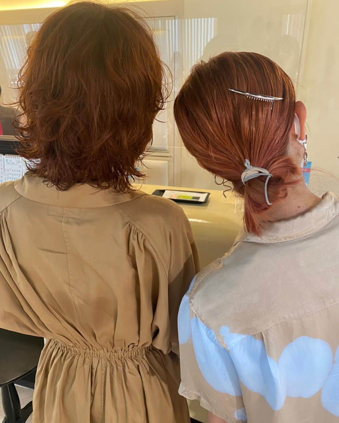 tomiさんのインスタグラム写真 - (tomiInstagram)「上京してからの10年間ずっとお世話になっているヘアメイクの馬渡さん、と写真には写ってないけどカラーリストの伊佐治さん。 スパイラルパーマから始まり、金髪にしたいと言ったときも、思い切ってショートにしたいと言ったときも、ずっと見守ってくれていた本当のお姉ちゃんのような存在のおふたり。 髪のことやメイクのスペシャリストでもあるけど、この人に会いたいとお店にずっと通っていて、自分も誰かにとってそういう存在になりたいと憧れ続けたおふたり。 よくここまでやり切ったね、お疲れさま！と馬渡さんとお揃いのカラーにしてもらいました。  いよいよ今週末となったORESKABANDのメンバーとして最後のライブ。しっかり楽しみ尽くしたいと思います。  #oreskaband  #bassist  #hair  #haircolor」8月12日 19時12分 - tomi_necostagram