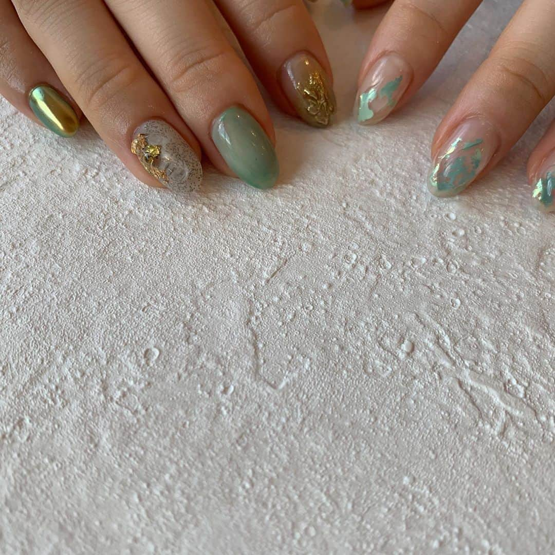 sapporo nail 【 Aster 】さんのインスタグラム写真 - (sapporo nail 【 Aster 】Instagram)「【 𝗌𝖾𝗂𝗇𝖺 𝗄𝖺𝗍𝗈 】﻿ ﻿ ﻿ 爽やかなgreenがかわいい﻿ last 夏ネイルです ☼﻿ ﻿ ﻿ ＿＿＿＿＿＿＿＿＿＿＿＿＿＿＿＿＿＿＿＿﻿ ﻿ atelier Libertéは スタッフ全員が﻿ サロンの1席を借りてそれぞれが﻿ オーナーとして営業している﻿ 新しいstyleのネイルサロンです。﻿ ﻿ そのため使用素材や得意とするアートのタッチは﻿ スタッフにより異なります𓂃 𓈒✍︎﻿ ご予約の際は各スタッフのアカウントを﻿ CHECKして気に入ったデザインがあれば﻿ ご指名でのご予約をおススメ致します𓍯﻿ ﻿ ﻿ ﻿ ﻿ seina→@atelier_liberte_nail (指名料500yen)﻿ yukari→@atelier_liberte_yukari (指名料free)﻿ yukina→@atelier_liberte_yukina (指名料free)﻿ akari→@atelier_liberte_akari(指名料free)﻿ ﻿ ﻿ ﻿ 各スタッフアカウントもご覧ください𓂃 𓈒✍︎﻿ やりたいアートやつけたいパーツがある場合は﻿ ご指名でのご予約がオススメです𓂅﻿ ﻿ ﻿ ﻿ ﻿ ﻿ ﻿ 𓂃𓂃𓂃𓂃𓂃𓂃𓂃𓂃𓂃𓂃𓂃𓂃𓂃𓂃𓂃𓂃𓂃𓂃𓂃﻿ ﻿ ⚠️ ご予約のお時間には必ず到着しておりますよう、よろしくお願い致します。遅れてしまいますとその後のご予約状況によっては施術をお断りさせて頂く場合もございますので、遅れそうな場合は必ずお電話にてお問い合わせください。080-4500-8832﻿ ﻿ ⚠️先日キャンセルはお席代として1500円/当日キャンセルはお席代として2,000円、次回ご来店時にご請求させていただきますので予めご了承くださいませ。﻿ ﻿ 𓂃𓂃𓂃𓂃𓂃𓂃𓂃𓂃𓂃𓂃𓂃𓂃𓂃𓂃𓂃𓂃𓂃𓂃𓂃﻿ ﻿ 当店ではジェルネイルをする過程で、﻿ 一番自爪に負担をかける【アセトンでの除去】を﻿ フィルイン（ベースの一層残し）で施術しております﻿ 正しいフィルインで健康な自爪へ✴︎﻿ 丁寧な甘皮ケアとフォルム形成でお爪を綺麗に魅せます✔︎﻿ ﻿ ﻿ ﻿ . ＿＿＿＿＿＿＿＿＿＿＿＿＿＿＿＿﻿ ﻿ ﻿ ﻿ 《𝐚𝐭𝐞𝐥𝐢𝐞𝐫 𝐋𝐢𝐛𝐞𝐫𝐭𝐞店舗情報》﻿ ﻿ place: 札幌市中央区南1条西8丁目9  BB1・8ビル5階﻿ ﻿ TEL :  080-4500-8832﻿ ﻿ open 10:00 close 22:00﻿ ﻿ ﻿ ﻿ 《ご予約方法》﻿ ﻿ ✺ご予約専用LINE➠@zzr4693w﻿ お名前フルネーム(カタカナ)﻿ お電話番号﻿ ご希望のお日にち(第3希望まで)﻿ ご希望コース オフの有無﻿ ﻿ 上記を記載の上ご連絡下さい✍︎。﻿ ﻿ ﻿ ✺当日のご予約・お問い合わせ➠﻿ お電話にてお問い合わせ下さい⚠︎﻿ ☎︎080-4500-8832﻿ ﻿ ﻿ ＿＿＿＿＿＿＿＿＿＿＿＿＿＿＿＿＿＿﻿ ﻿ #札幌ネイルサロン#ネイルデザイン #札幌ネイリスト #札幌 #札幌ネイル #フィルイン #nail #シンプルネイル #クリアネイル #札幌フィルイン#淡色女子#ドライフラワーのある暮らし #水彩ネイル#札幌ニュアンスネイル #カメラ女子#ネイル#春コーデ #春ネイル #札幌フィルインサロン #スプリングネイル #ミントグリーン #ミントグリーンネイル #天然石ネイル #オーロラネイル #クリアネイル #ショートネイル #天然石ネイル #ミラーネイル ﻿ ﻿」8月12日 19時17分 - seina.kato___