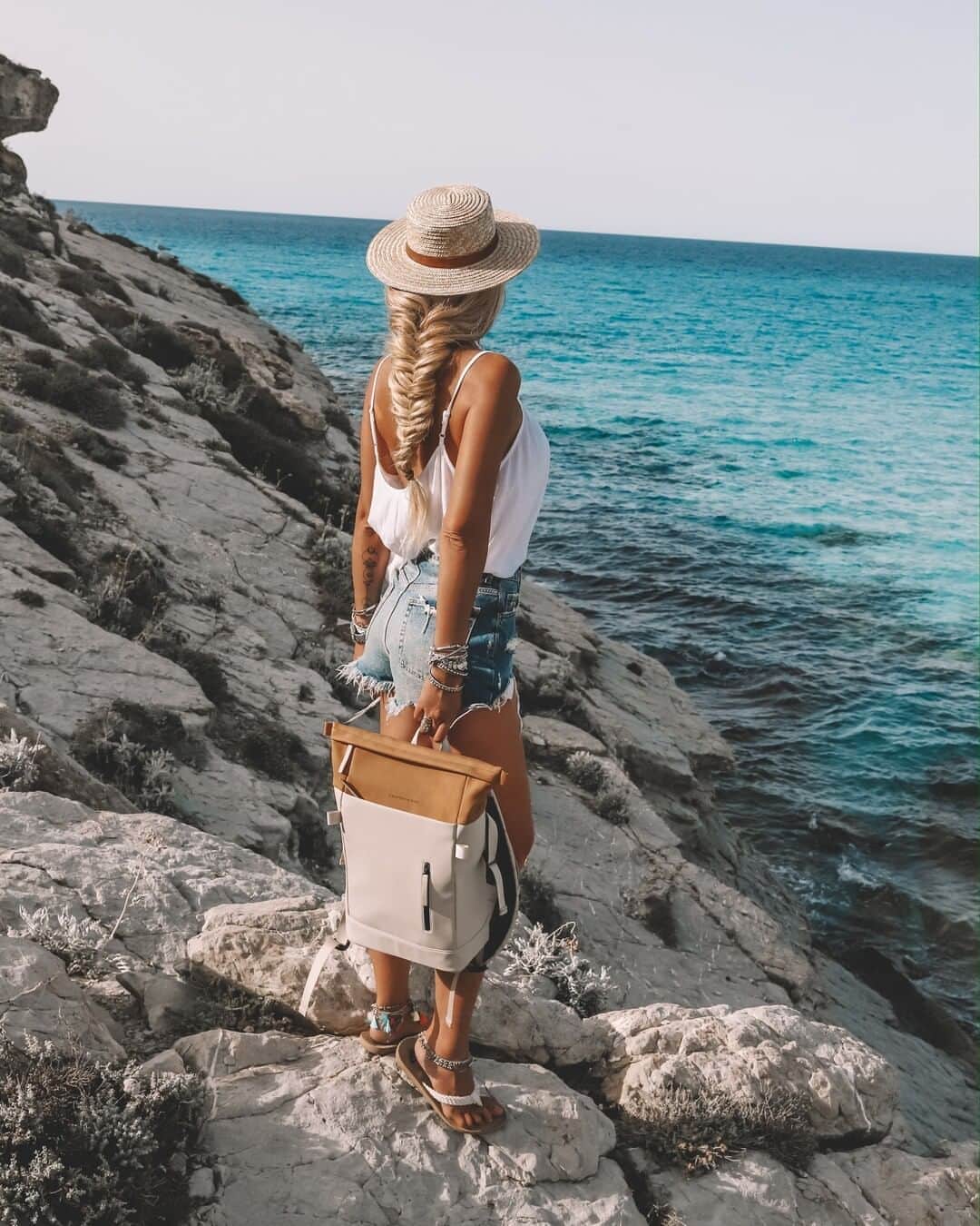Kapten & Sonさんのインスタグラム写真 - (Kapten & SonInstagram)「'An ocean breeze puts a mind at ease.' 🌊  @foxytrash taking her favorite backpack Aarhus "Cream Amber" to the ocean. 😍 #bekapten #kaptenandson #backpack⁠ .⁠ .⁠ .⁠ #beach #ocean #travel #traveling #style #summer #sunnydays #explore #mallorca」8月12日 19時30分 - kaptenandson