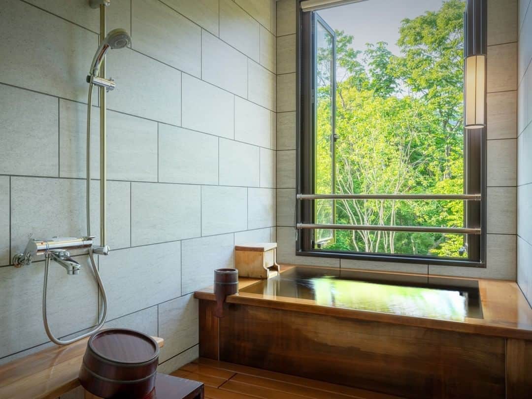 Relux | リラックスさんのインスタグラム写真 - (Relux | リラックスInstagram)「【全室源泉掛け流し風呂がある大人のための宿】  2020年6月グランドオープン✨ ゆったりとしたつくりの客室は全室に、源泉掛け流し風呂つき。 化粧水のようにとろみのある山の神の湯を贅沢にひとりじめできます。  山々に抱かれて佇む日本旅館。 外の風景を眺めつつ、大人の時間をお過ごしください。  ------------------------------------------------ 📍山の神温泉 別墅 清流館 ------------------------------------------------  気になる宿の詳細は、Relux公式HPまたは、便利なReluxアプリからご確認ください🔎  #山の神温泉別墅清流館 #岩手県 #優香苑 #岩手旅行 #東北旅行 #山の神温泉 #源泉掛け流し #花巻 #旅行気分 #避暑地 #清流館 #大人旅 #国内旅行 #週末旅 #週末旅行 #大人の休日 #記念日旅行 #誕生日旅行 #温泉旅行 #旅館 #温泉旅館 #ホテル #ラグジュアリーホテル #リゾート #リゾートホテル #旅スタグラム #旅行好きな人と繋がりたい #unknownjapan #japantravelphoto」8月12日 19時30分 - relux_jp