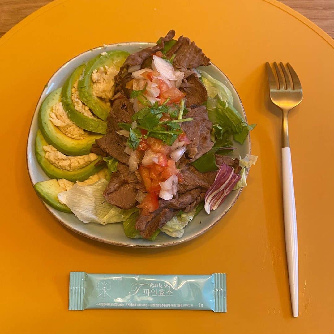クォン・スジョンのインスタグラム：「#식단 아보카도 첨으로 안 썩힘🤭 집에 넘치는 풀떼기와 우둔살로 당분간 냉장고 털기 식단을 해보는걸로....(?)... 그리고 티파인 #효소 는 19-21 오픈 됩니다. 😋」