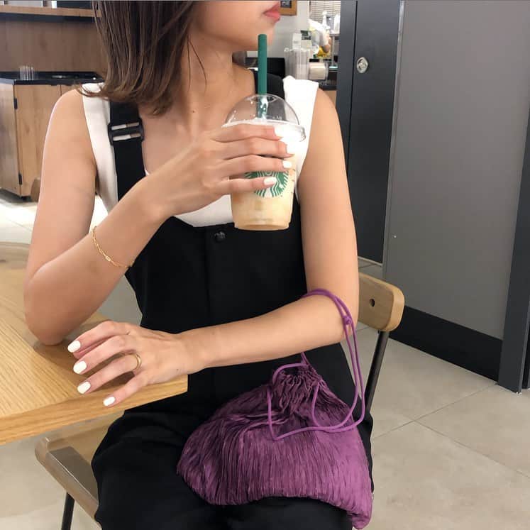  erikaのインスタグラム：「ヴィンテージのオーバーオール お気に入りでこればっか着とる😉♡  ㅤㅤㅤㅤㅤㅤㅤㅤㅤㅤㅤㅤㅤ #コーデ#ファッション#今日のコーデ #ヴィンテージ#オーバーオール#ママファッション #スタバ#ネイル#code#fashion#outfit」
