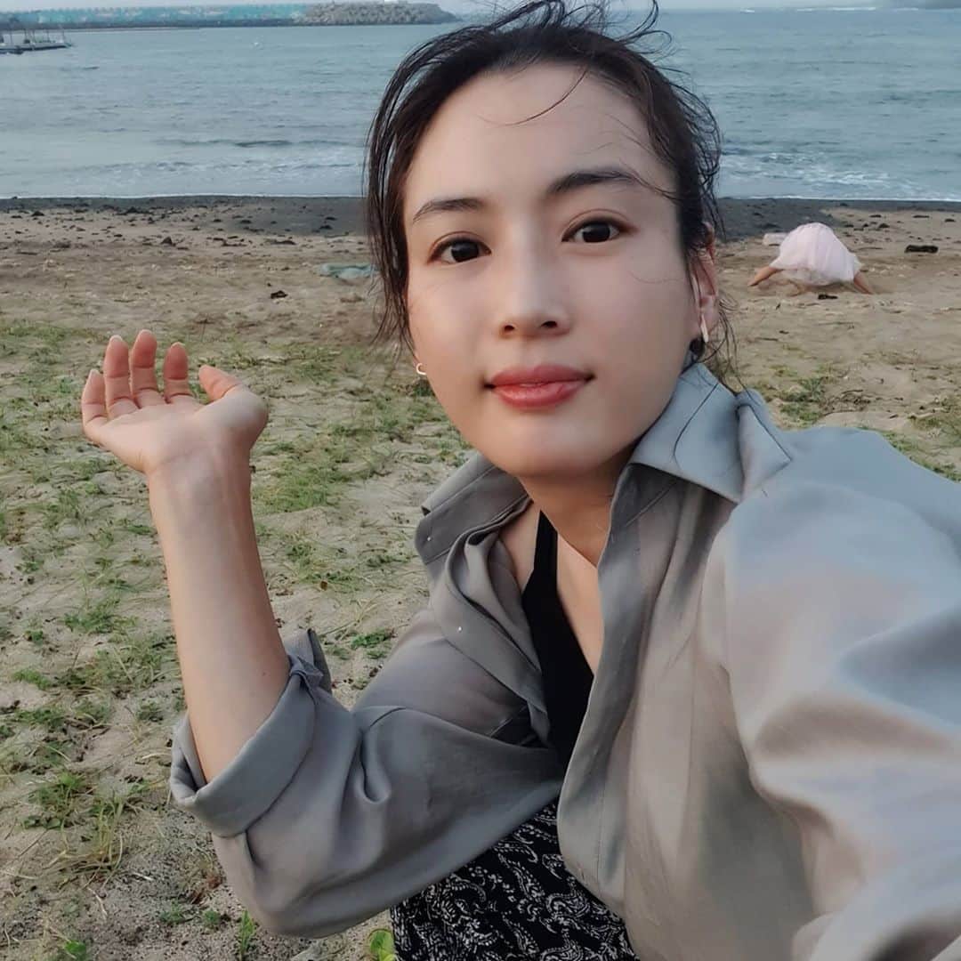 のインスタグラム：「제주도로 이주해서 좋은점은 내가 원할 때 아이들이 원할 때 언제든지 휙~바다로 나갈 수 있다는 것. ᆞ 처음 적응하기 힘들었던 미칠듯한 습기도, 너무나도 뜨거운 자외선도 지네도...(응? 넌 아직 아니야...나오지말아죵🙏) 어느정도 지나고 이제 익숙해지니 더 좋은것들이 눈에 보이네 ᆞ 우리 딸이 공주드레스를 입고 모래놀이를 하는 이 자연스러움이 너무 좋다.  #딸래in제주 #제주도민 #제주바람 #제주바다 #제주밤바다 #습기는제습기세대로 #자외선은뷰디아니선크림으로 #지네는판데스로 #적응기간 #끝 #정다혜」