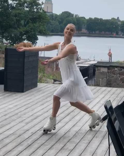 キーラ・コルピのインスタグラム：「Here’s another little clip from last week’s performance with @elisabethehrnrooth ✨ This is one of my favorite songs by her “Where Does the Love Go” 💓」