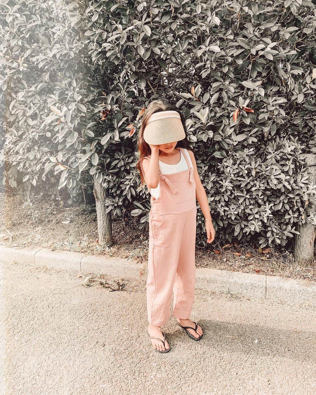 ✷kana✷のインスタグラム：「🌞 . . 新しく届いたお洋服で 遊びに行ったけどあっせだくーー💦 だけど夏休み楽しんでます♡ salopette @petit_chouchou1129  sunvisor @urbancherry_  ※5枚目顔がホラーww」