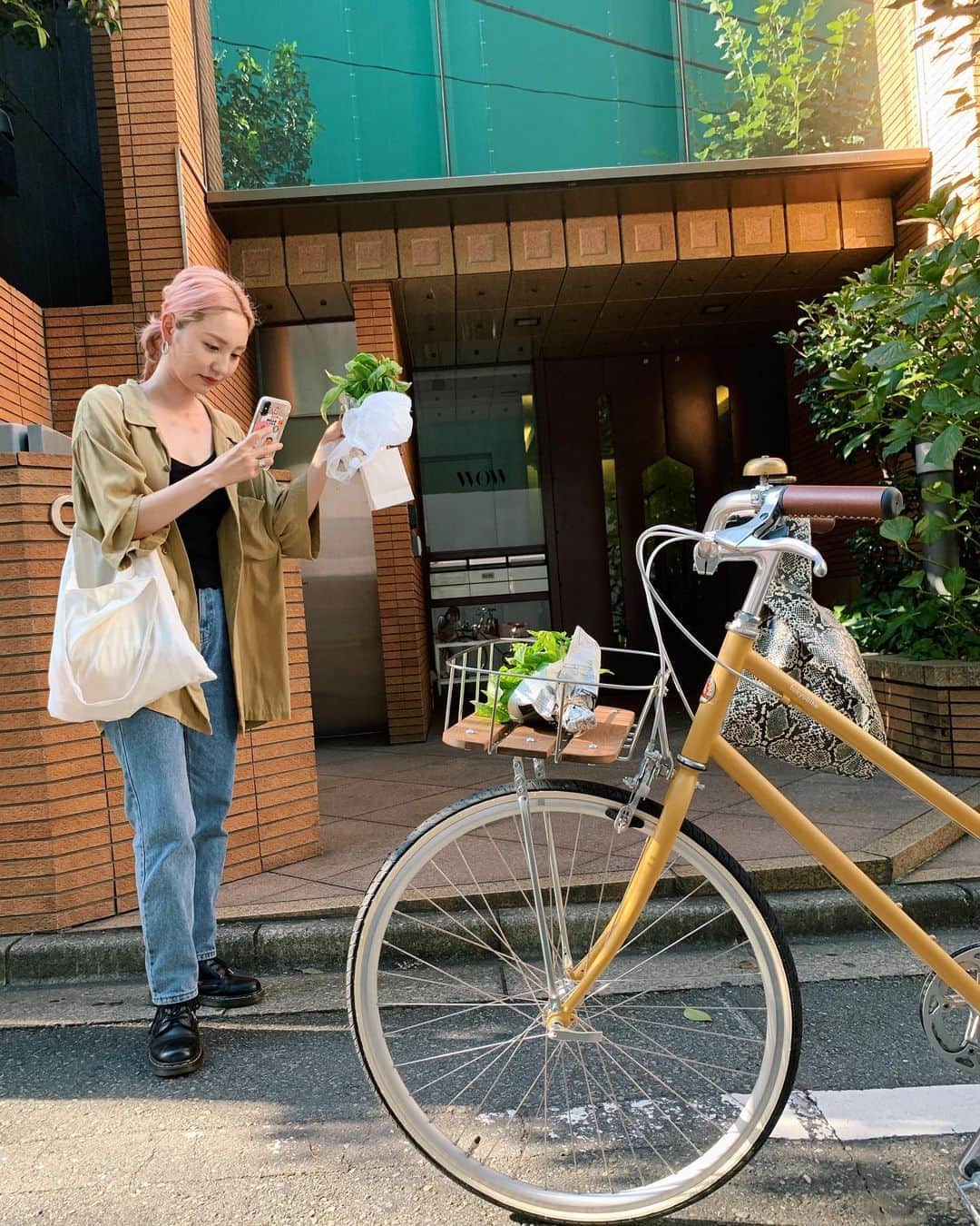 久恒美菜さんのインスタグラム写真 - (久恒美菜Instagram)「今年もお祝いできてうれし♡ 一生一緒にいてくれや、です☺️✌🏻  ２枚目は、お店でもらったバジルと私の自転車をとるなっちゃん。笑」8月12日 19時39分 - _mimico_