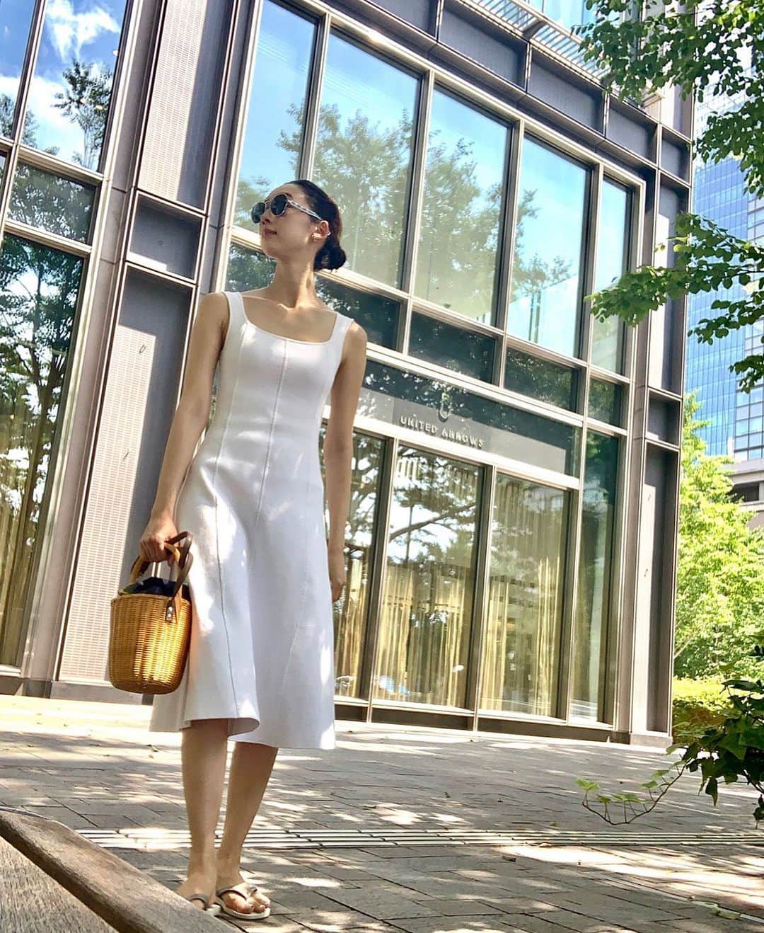 松原汐織のインスタグラム：「#tokyo 🗼 ・ 茹だるような暑さが続いているので、見た目だけでも清涼感が欲しくて白いワンピースを着ました✨ 今季の @the_newhouse です🌞 ・ こういうソフトクリームが似合いそうな真夏のお嬢さん的なワンピース、昔から大好きなのです🍦🍦(もうお嬢さんじゃないとか、ソフトクリームよりビール派でしょ！というツッコミは受け付けません🤪笑) おうち時間が大半で中々着る機会がなかったので、日の目を浴びて嬉しいです。 ・ 明日も暑い様です。熱中症も感染予防もしっかりと！頑張りましょうね。ご自愛くださいませ😌💗 ・ #OOTD #coordinate  Glasses / @maisonvalentino #valentino  Dress / @the_newhouse #thenewhouse  Bag / @adametrope #adametrope  (写真を撮る時だけマスクを外しています⚠️)」