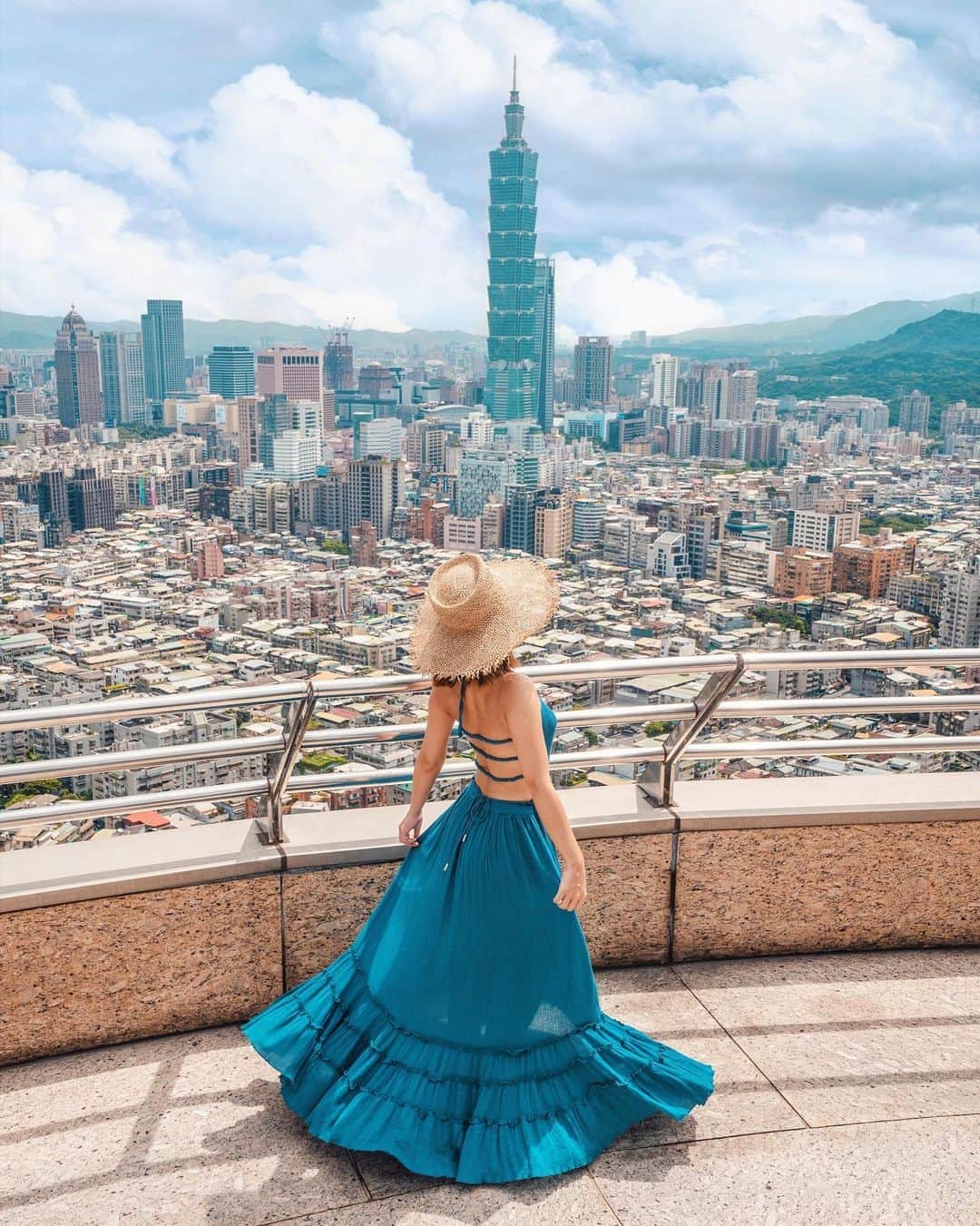 樂さんのインスタグラム写真 - (樂Instagram)「台北住宿。香格里拉Taipei #ygt住宿分享 這個景是不是超級美，整個好歐美感😍(圖一圖二幫我選一張🥺 身為桃園人很少有機會住到台北的飯店，所以對於躺在床上就能看到台北的城市景和101，也是個蠻特別的經驗！ 飯店內整體的感覺都很舒服很放鬆，飯店頂樓還有台北最高的露天泳池😍 可以看到360度的台北景觀，所以很歐美部落客和遊客都會選擇香格里拉入住。 另外飯店的馬可波羅酒廊，下午有下午茶，到了晚上則是可以在這裡看夜景小酌，一整個都太棒❤️ - 🌈抽獎內容：香格里拉台北遠東國際大飯店豪華客房一晚（含早餐兩客 🌈抽獎規則： 1️⃣追蹤 @ygt1016 @shangrilataipei  2️⃣按此篇貼文愛心，並標記一位朋友留言：一起來抽台北五星級飯店住宿 3️⃣分享此貼文在限時動態滿24小時，並標記我❤️ （滿24小時後需要截圖給我看，才算完成喔！ -完成以上三項才符合抽獎資格 ⚠️可重複留言 但須標記不同人（不得標記人頭帳號） ⚠️活動日期即日～8/20晚上8點 - @shangrilataipei  地址：台北市大安區敦化南路二段201號 電話：(02)2378-8888」8月12日 19時42分 - ygt1016