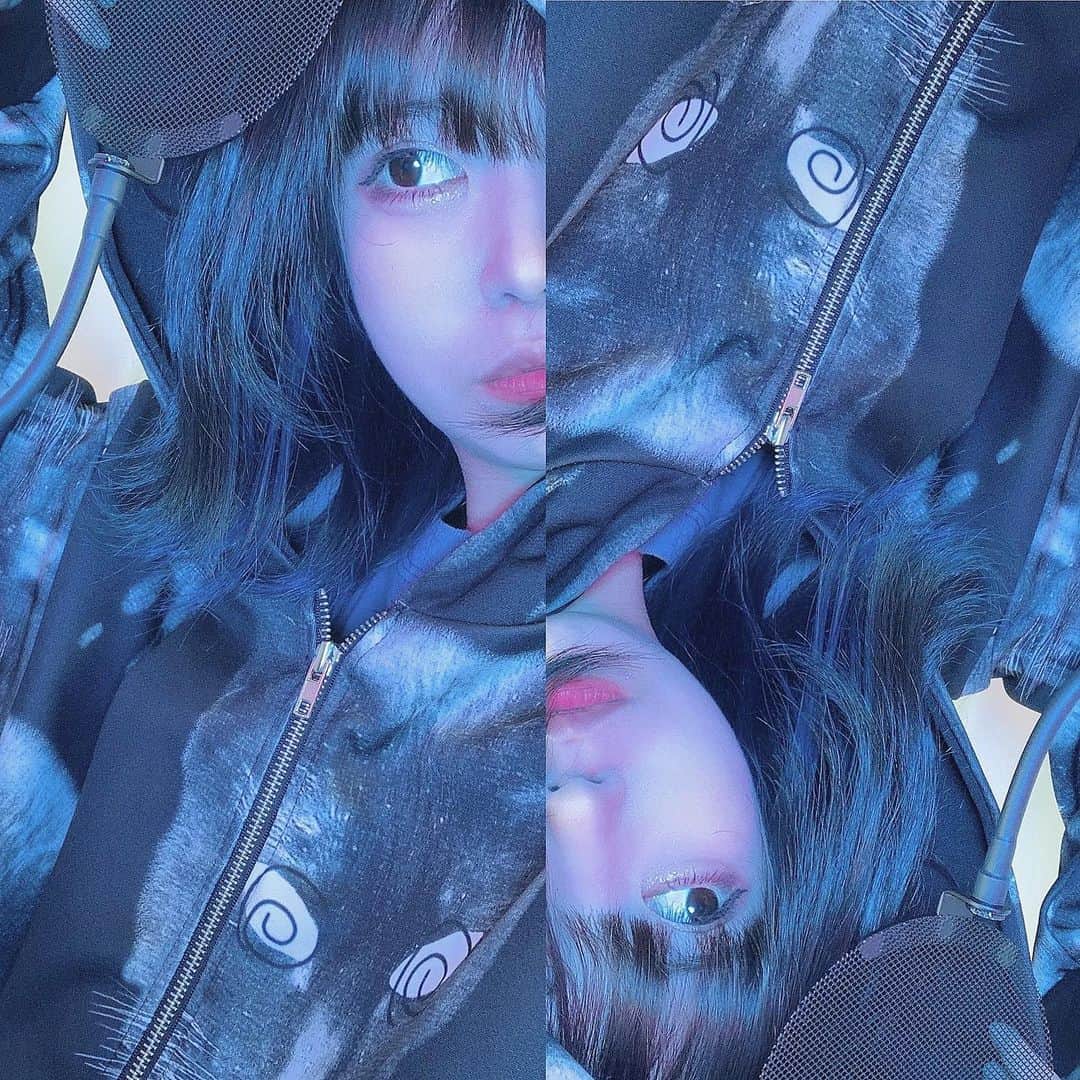 ねおきまこのインスタグラム：「歌動画の撮影部屋で撮った🌙 カラーシート使って撮影したら雰囲気いい感じになった💡来月公開予定✌️  #youtube #youtuber #ファインダー越しの私の世界 #自撮り女子 #いいね返し」