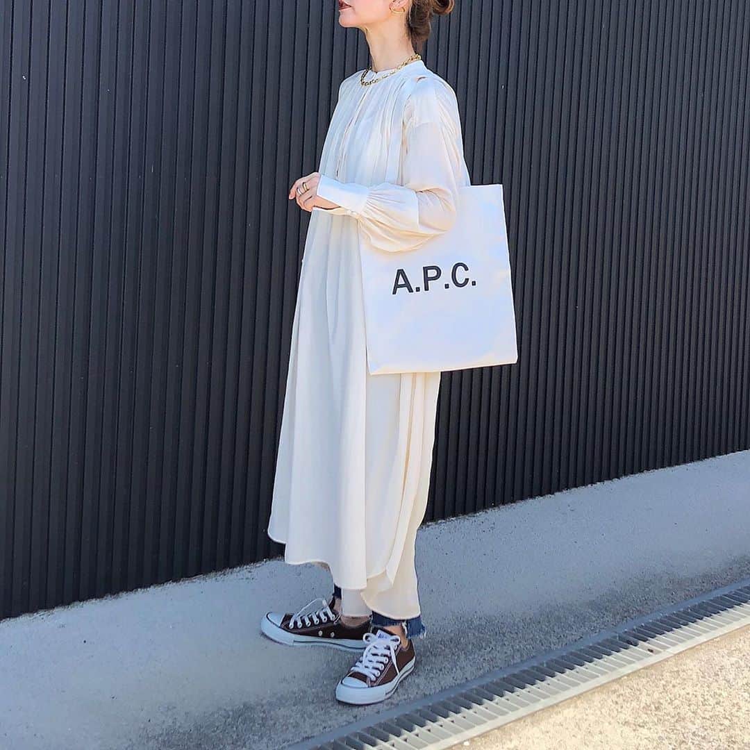 akko0718さんのインスタグラム写真 - (akko0718Instagram)「8月12日(水) . . 8/19(水)に発売される　@birthdayroom_official × @misato36 さんのコラボワンピ♡ . これめっちゃくちゃかわいい😍 みさとさんみたいにニットベスチェをレイヤードして次は着てみたいな🥰 . . #kaumo_fashion #locari #ponte_fashion #mineby3mootd #mineプチプラ部 #birthdayroom #おちびコーデ #おちびの輪 #低身長コーデ #平均身長コーデ #プチプラコーデ #大人シンプルコーデ #アラフォーコーデ #155センチコーデ #40代コーデ #30代コーデ #大人カジュアルコーデきれいめコーデ #大人カジュアルファッション #スニーカーコーデ #apcbag #デニムコーデ #シャツワンピコーデ #秋コーデ」8月12日 19時45分 - akko0718
