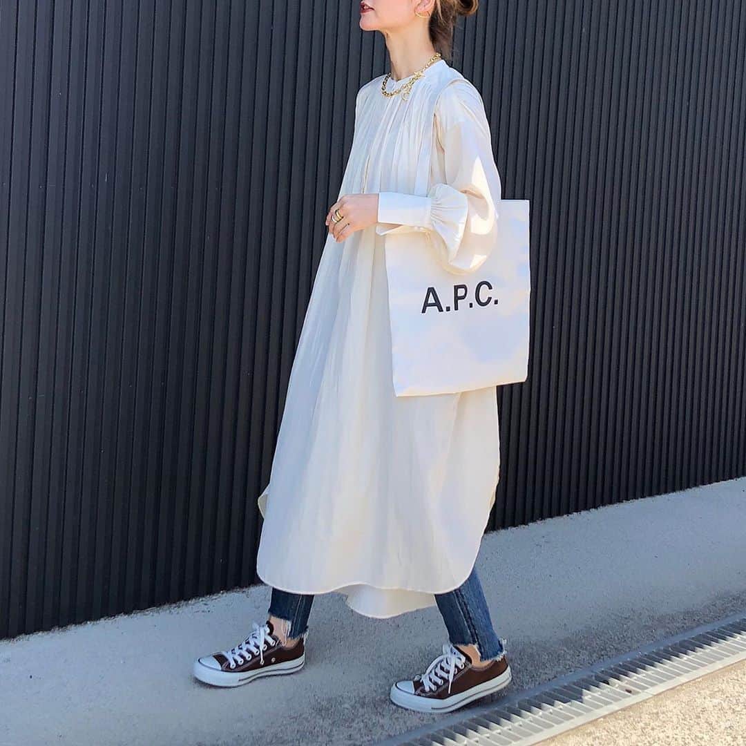 akko0718さんのインスタグラム写真 - (akko0718Instagram)「8月12日(水) . . 8/19(水)に発売される　@birthdayroom_official × @misato36 さんのコラボワンピ♡ . これめっちゃくちゃかわいい😍 みさとさんみたいにニットベスチェをレイヤードして次は着てみたいな🥰 . . #kaumo_fashion #locari #ponte_fashion #mineby3mootd #mineプチプラ部 #birthdayroom #おちびコーデ #おちびの輪 #低身長コーデ #平均身長コーデ #プチプラコーデ #大人シンプルコーデ #アラフォーコーデ #155センチコーデ #40代コーデ #30代コーデ #大人カジュアルコーデきれいめコーデ #大人カジュアルファッション #スニーカーコーデ #apcbag #デニムコーデ #シャツワンピコーデ #秋コーデ」8月12日 19時45分 - akko0718