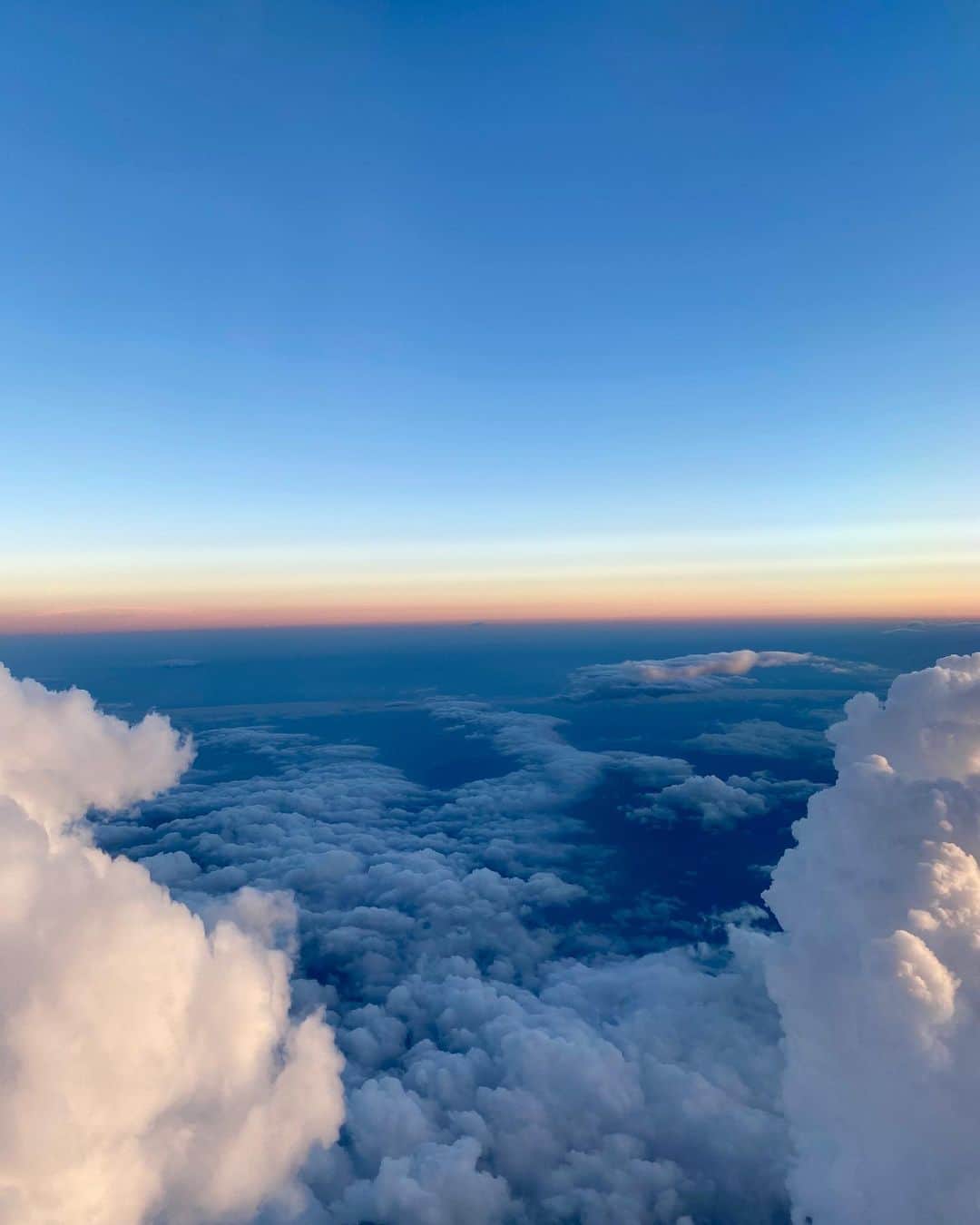 山田佳子さんのインスタグラム写真 - (山田佳子Instagram)「一日の終わり…﻿ ﻿ #空から見る﻿ #夕焼け﻿ #幻想的﻿ #雲が好き」8月12日 19時46分 - yoshiko117