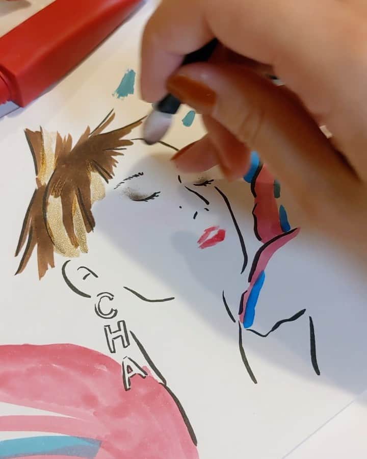 のインスタグラム：「Sometimes I draw with cosmetics 🕊  . @chanel.beauty  Eye : 328 Blurry Mauve /  232 Tissé Vénitien Lip : Rouge Allure Liquid Powder 956 Hair : Le Verni 532 Canotier Jacket : Le Verni 707 Mediterranée  #wip #animation」