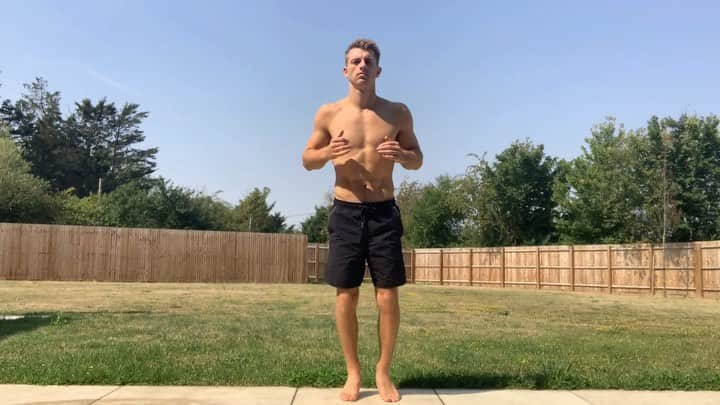 マックス・ウィットロックのインスタグラム：「A quick lower body workout in the sunshine ☀️  3 exercises 30 secs on 30 secs rest Try 3-4 rounds!! 💪 . @myproteinuk @adidaslondon」