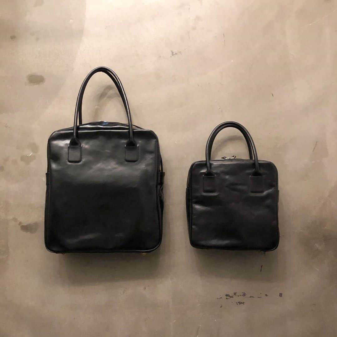 Enseさんのインスタグラム写真 - (EnseInstagram)「今季仲間入りした スクエアボストンのSサイズ。  A4がゆったり入る大きなおサイズに比べると こんまりとしたおサイズ。  ですが、、 500mlのペットボトルや A5ノートはゆったりと入れていただける おサイズ。  一見どこにあるのかわかりずらくですが、 サッと取り出しやすい外ポケットは 大・小ともに変わらずで 嬉しいポイントです。  取外しができるショルダーベルトも ついているので、2wayとして お好みでお楽しみいただけます。  #Enśe #Ense #Ensejewelry #ensebridal #k18 #ダイヤモンド #バッグ #入荷#新作#京都 #三条#柳馬場通#奈良#ならまち#ボストン#ボストンS」8月12日 19時47分 - ense.jp