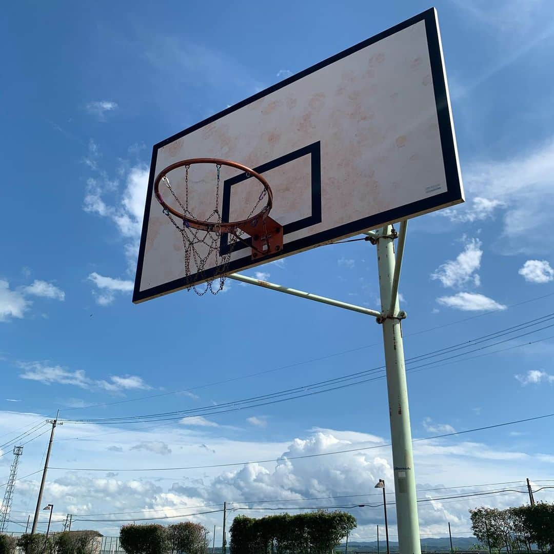 志村雄彦のインスタグラム：「HOOPのある風景🏀  リング増やしたいな🏀 ドリブルの音で目覚めて🌅 青空に向かってシュート打つそんな景色を増やしたい😊  庭の裏にリングがある生活😊 みんながバスケで溢れる日常🤔  #HOOP #加美 #リングのある生活」