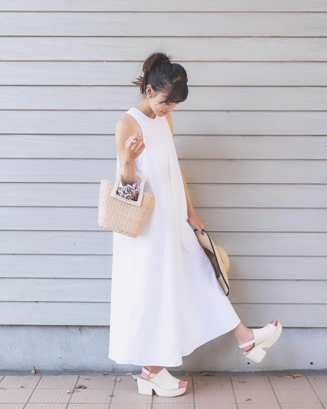 中塚美緒のインスタグラム：「新しく買ったAラインの白ワンピースとかごバッグ👗 生地もサラサラしてて着やすいし、かごバッグはデザインに一目惚れした〜🙈  Aラインワンピは下に重たさがあるので骨格ナチュラルさんにオススメ🥰✊  #zara  #夏コーデ #白コーデ #夏だねえ」
