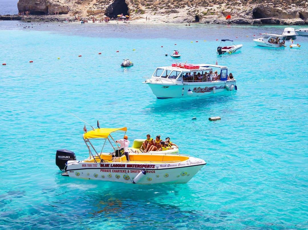 田島知華さんのインスタグラム写真 - (田島知華Instagram)「【Malta🇲🇹Comino Island】It seems that the sea is too beautiful and the ship is floating in the air. 毎日暑いので涼を感じる写真を。  船が宙に浮いているように見えるほど透き通る海が魅力的なコミノ島のブルーラグーン。  ビーチより街歩き派の私ですが、マルタや南フランスで海を見てからは旅にビーチリゾートを取り入れることが多くなりました！  今年の夏の撮影はなかなか難しそうなので残念。。 熱中症になりかねない暑さなので、涼感アイテムなど駆使して皆さまお気をつけください😊 Copyright © TAJIHARU  PENTAX K-1 MarkⅡ HD PENTAX-D FA 28-105mmF3.5-5.6ED DC WR DJI Osmo Pocket _ #たじはるトリップ #TAJIHARU_malta #pentaxk1 #pentaxk1mkii #osmopocket #マルタ #コミノ島 #女子旅 #旅ガール #カメラ女子 #malta #comino #cominoisland #bluelagoon #europe #mediterranean #igerseurope #igersmalta #topeuropephoto #topmaltaphoto #visitmalta #beautifuldestinations #beach #beachlover #beachlife #resort #summervacation #wonderful_places #beautifulsea #awesome_phototrip」8月12日 19時58分 - haruka_tajima