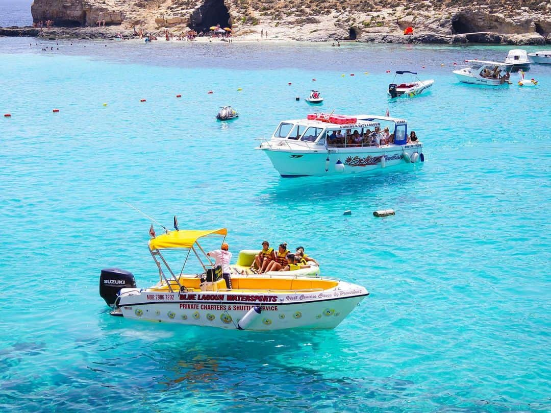 田島知華のインスタグラム：「【Malta🇲🇹Comino Island】It seems that the sea is too beautiful and the ship is floating in the air. 毎日暑いので涼を感じる写真を。  船が宙に浮いているように見えるほど透き通る海が魅力的なコミノ島のブルーラグーン。  ビーチより街歩き派の私ですが、マルタや南フランスで海を見てからは旅にビーチリゾートを取り入れることが多くなりました！  今年の夏の撮影はなかなか難しそうなので残念。。 熱中症になりかねない暑さなので、涼感アイテムなど駆使して皆さまお気をつけください😊 Copyright © TAJIHARU  PENTAX K-1 MarkⅡ HD PENTAX-D FA 28-105mmF3.5-5.6ED DC WR DJI Osmo Pocket _ #たじはるトリップ #TAJIHARU_malta #pentaxk1 #pentaxk1mkii #osmopocket #マルタ #コミノ島 #女子旅 #旅ガール #カメラ女子 #malta #comino #cominoisland #bluelagoon #europe #mediterranean #igerseurope #igersmalta #topeuropephoto #topmaltaphoto #visitmalta #beautifuldestinations #beach #beachlover #beachlife #resort #summervacation #wonderful_places #beautifulsea #awesome_phototrip」