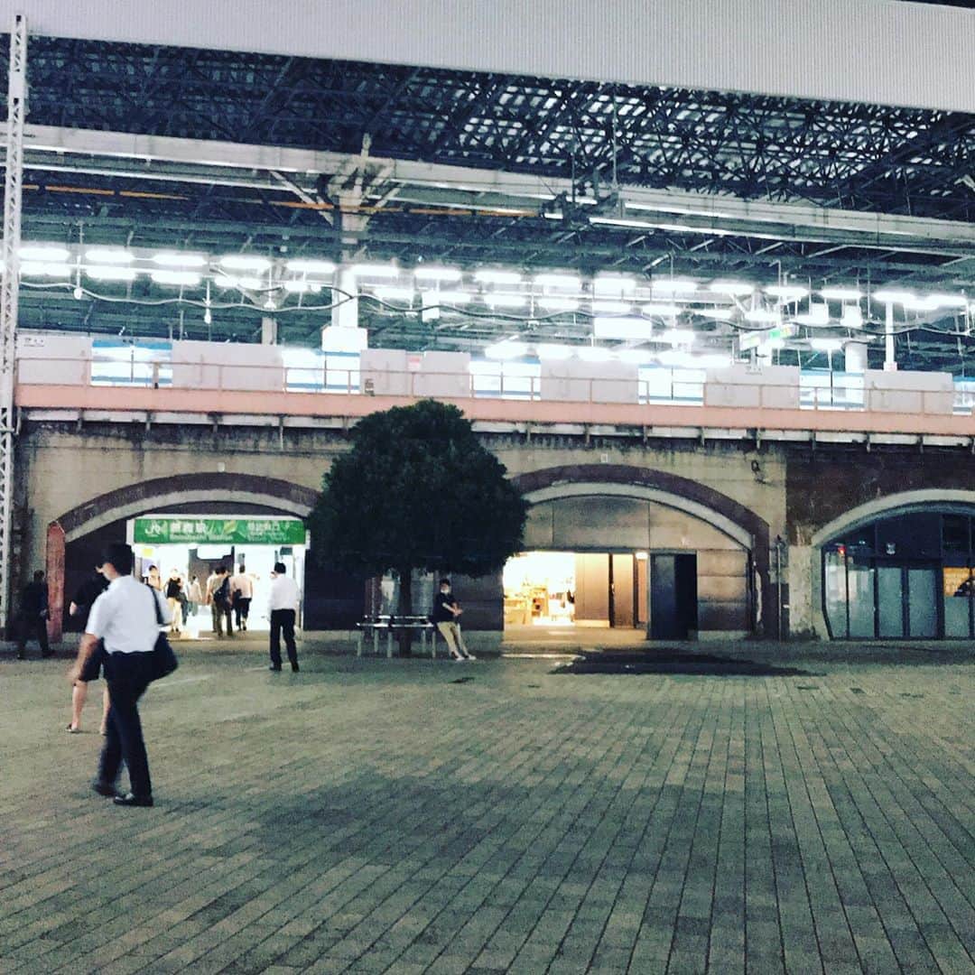 のインスタグラム：「こんばんは。 皆さん夏休み、お盆休みなせいか、新橋駅付近はかなり閑散としています。 これは！密にならずに飲めるチャンス！？🐟 #魚金 #uokin #新橋居酒屋 #新橋グルメ #新橋 #魚好き #いらっしゃーい」