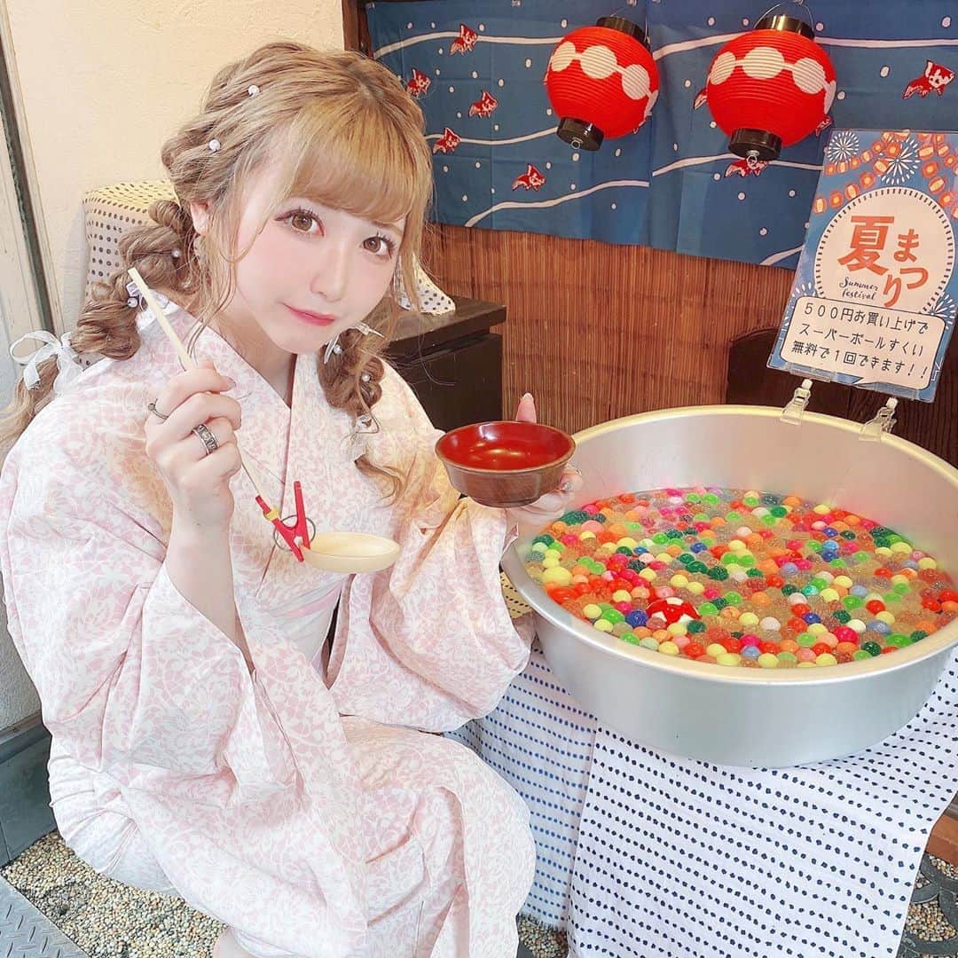 のインスタグラム：「今年はお祭りなさそうだけど、かき氷屋さんにスーパーぼーるすくいあってお祭り気分なった₍ᐢ⸝⸝› ̫ ‹⸝⸝ᐢ₎ * * #浅草 #浅草着物レンタル #浅草食べ歩き #着物レンタル #浴衣 #浴衣ヘアアレンジ #浴衣女子 #浴衣レンタル #浴衣デート #ヘアアレンジ #玉ねぎヘアー #サロモ #サロンモデル #お祭り #自撮り女子 #被写体 #メイド #コンカフェ #アイドル #地雷メイク #美男美女と繋がりたい #asakusa #yukata #kimonogirl #japan_of_insta #japaneseculture #japanesegirl #followforfollowback #いいね返し #フォローミー」