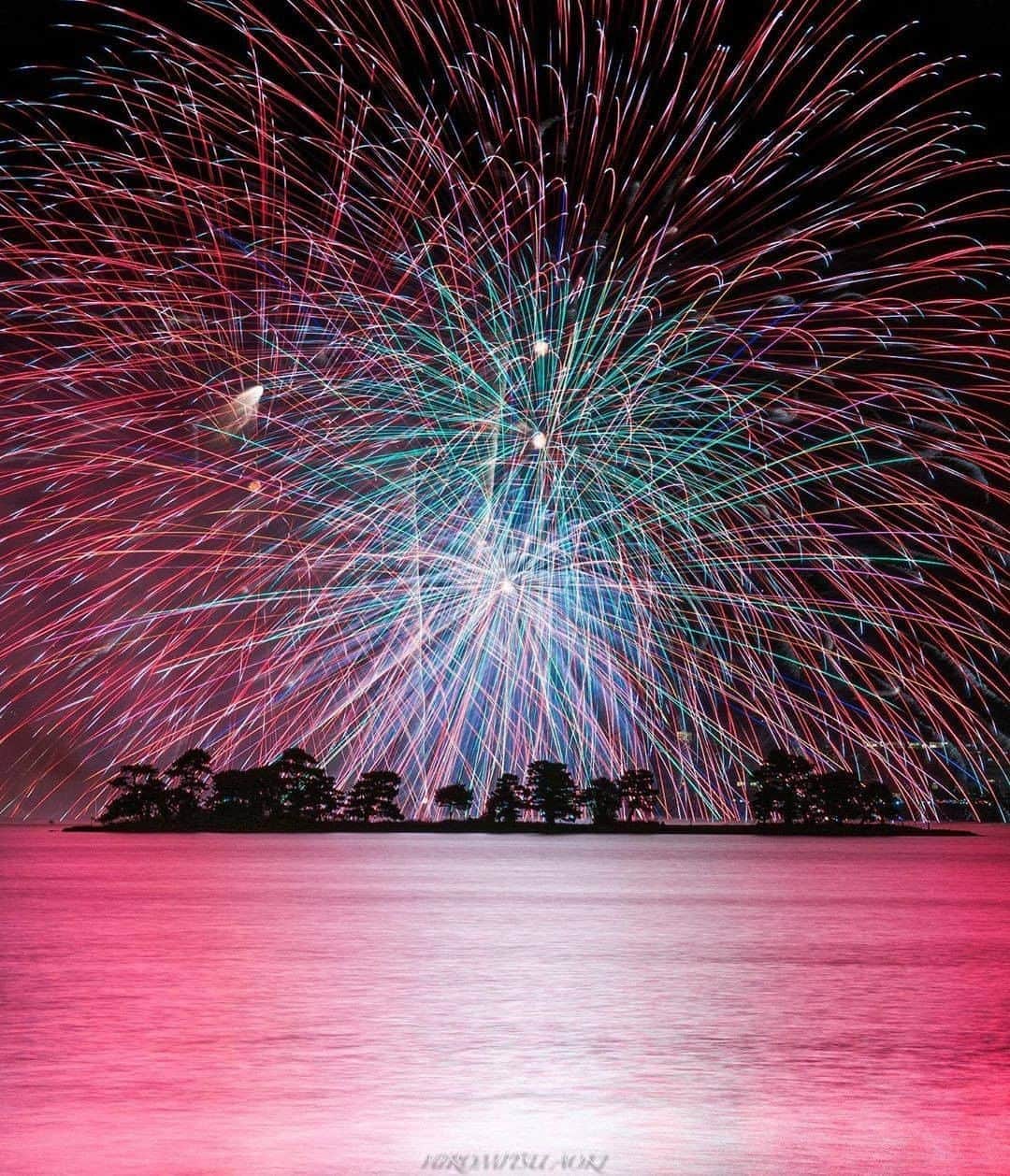 旅行メディア・じゃらん〈公式〉さんのインスタグラム写真 - (旅行メディア・じゃらん〈公式〉Instagram)「#いつか行きたい場所 #松江水郷祭 宍道湖湖畔で開催される「松江水郷祭」は、昼間は「松江だんだんまつり」で賑わいます。 夜になると「湖上花火大会」が行われ、連続斜め打ちやスターマイン、尺玉連発などが次々と上がり、観客を魅了します。 ※2020年度の松江水郷祭は中止となっております。 . . ━━━━━━━━━━━━━━━ 📍 島根県「松江水郷祭」 📷 photo by @hiromitsu_aoki 📅 2019 ━━━━━━━━━━━━━━━ 📎 【 #じゃらんおすすめ_中部 】 おでかけの参考に、ピックアップしたお写真をエリア別でまとめました！ ━━━━━━━━━━━━━━━ . . #jalan_travel　をつけていただいた中からpick upしました🔍 素敵なお写真をありがとうございました😍 . . ☑ 新型コロナウィルス（COVID-19）感染拡大防止の観点から、各自治体により自粛要請等が行われている可能性があります。ご利用の際には、あらかじめ最新の情報をご確認ください。また、感染拡大の防止に充分ご配慮いただくようお願いいたします。 ☑ #jalan_travel をつけて、ぜひ今までの旅行先の思い出写真を投稿してください。このアカウントでご紹介させていただきます。(じゃらんニュースでも紹介される可能性があります） . . . . . . #じゃらん #観光 #観光地 #観光スポット #旅行 #旅行好きな人と繋がりたい #旅行好き #写真好きな人と繋がりたい #ファインダー越しの私の世界 #Japan #travel #travellers #trip #jalan #japantravelphoto #japantrip #japantravel #jalan_」8月12日 20時00分 - jalan_net
