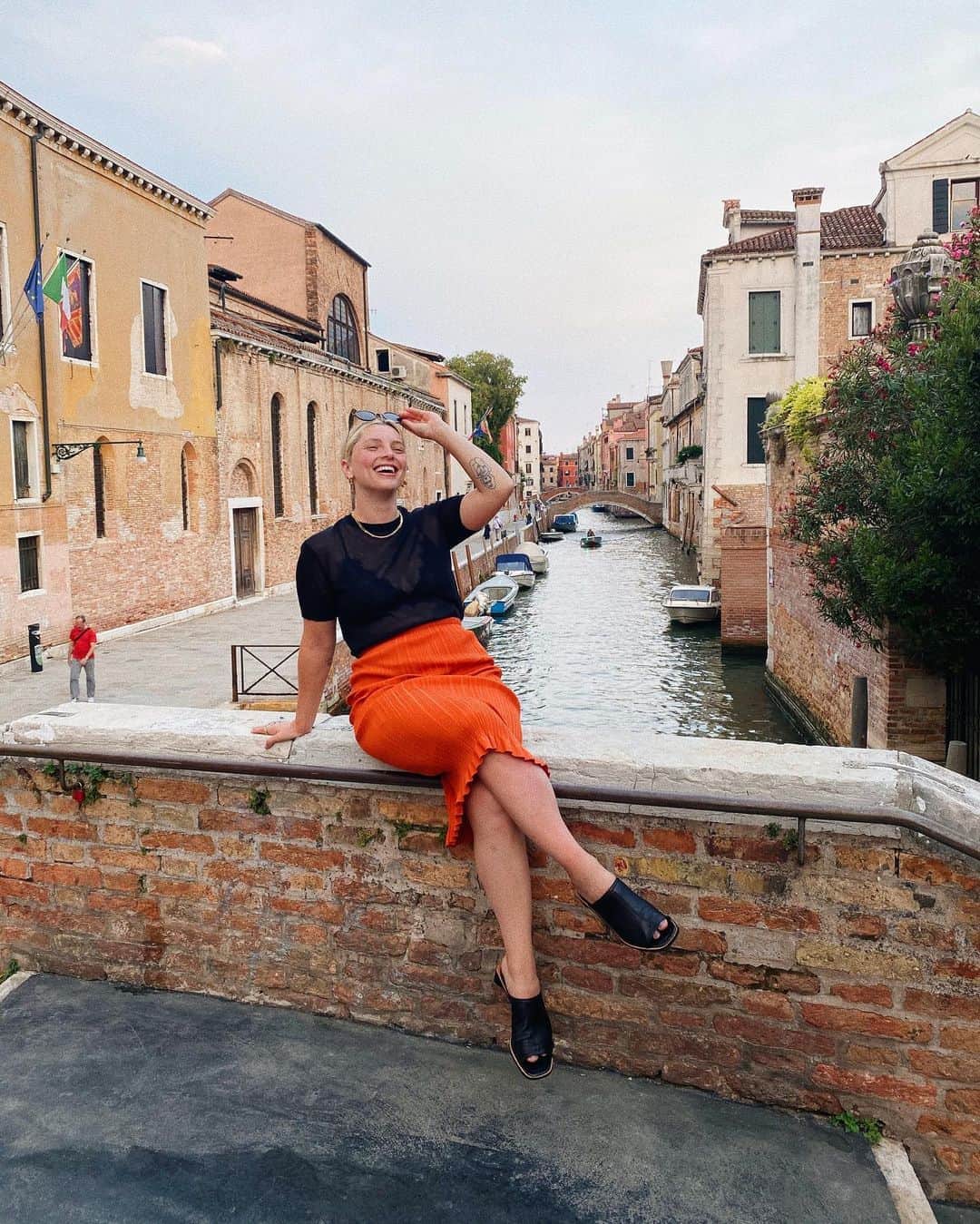 Estée Lalondeのインスタグラム：「I spent a few days in Venice. A pre 30th birthday gift to myself - and what a gift it was. What did I learn? Give time to the good things and let go of the rest. 🖤」