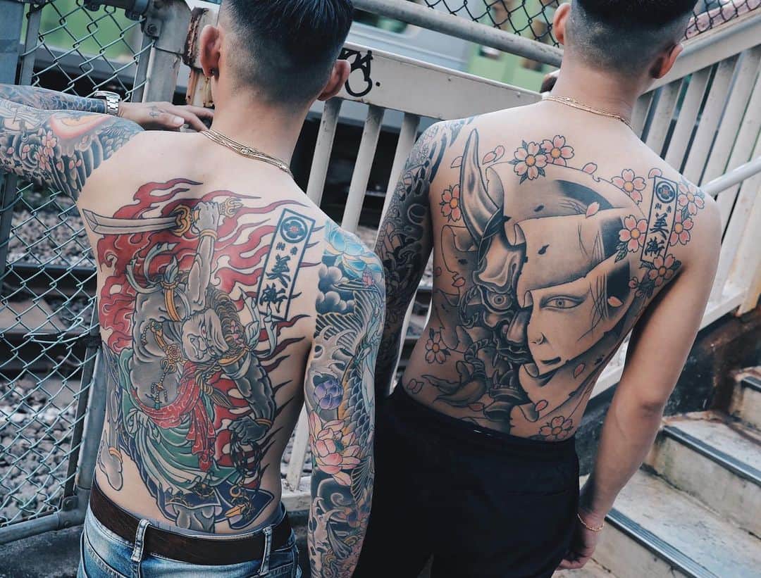 彫師美漸のインスタグラム：「cameraman×tattooartist @sho__hayakawa × @bizentattoo ・ ・ #刺青撮影　#刺青　#美漸不動明王　#美漸般若　彫師 #美漸 #彫師美漸 #海老名 #中目黒 #タトゥー #東京タトゥー #tokyo #tattoo #art #fashion #bizenart #bizen #문신　#Bizentattoo  #tattooer #tattooist #tattooartist #tattooart #tattooshop #japanesetattoo #fudomyootattoo #hannyatattoo」