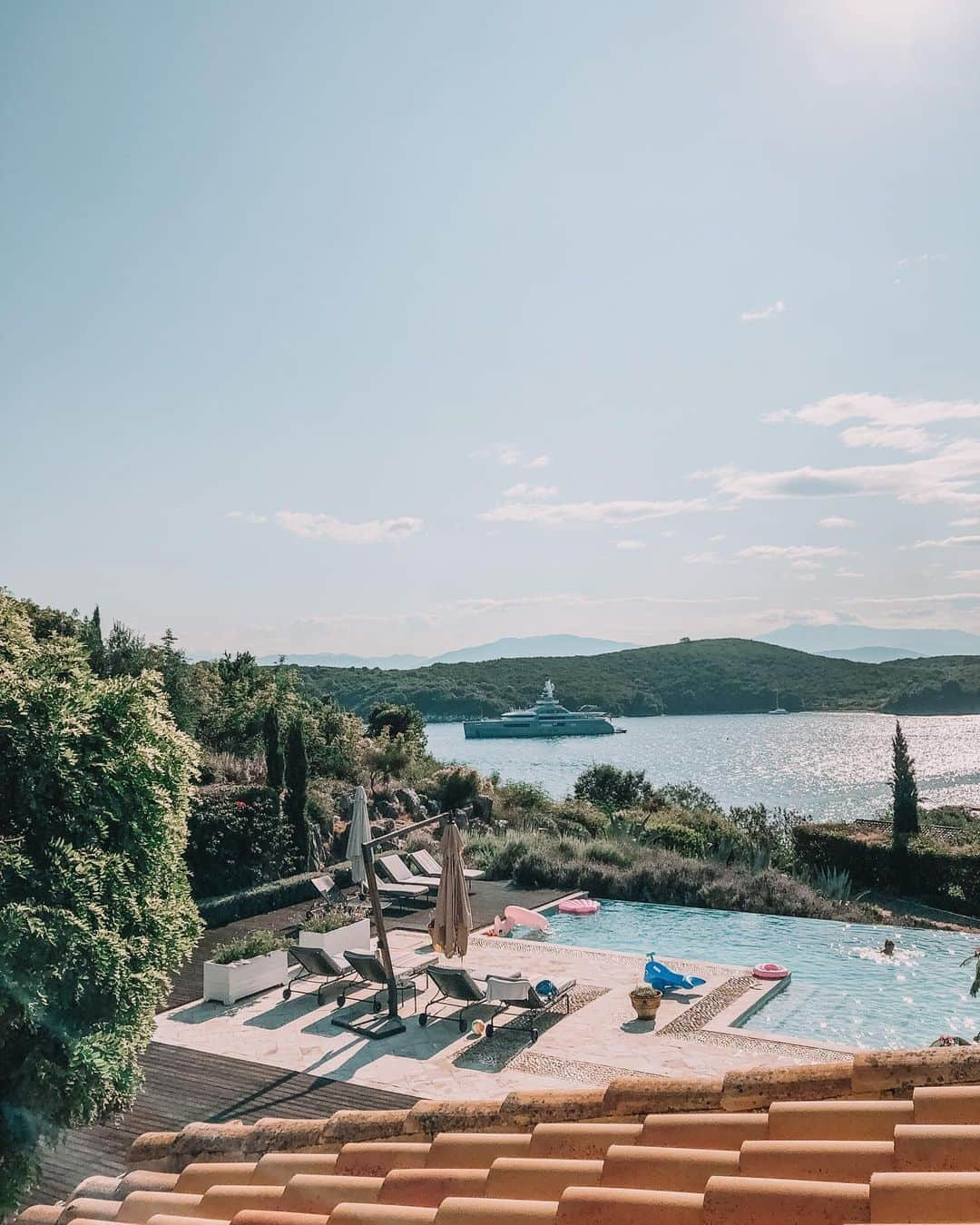 ルイーズ・ペントランドさんのインスタグラム写真 - (ルイーズ・ペントランドInstagram)「🌞Anyone else dreaming of 2019?! The olden, simple times?! We hired the most beautiful villa in Corfu last year and I’m still dreaming of it.🐚🌊 . This first photo was taken before everyone else woke up. I didn’t share at the time because I’m all bleary eyed and crumply and social media makes us think we’ve all gotta be models 24/7. Welllllll, I’m a model of a woman up at 5am to watch the sunrise with a toddler who likes an early start 💪🏻 . I’d really like to do another villa holiday next year. That one was my first and I LOVED it, it felt so calm and relaxed. . Do you have any recommendations? You always have the BEST tips for things like this! . We’re not going abroad this summer (but no judgement to those that do #YouDoYou 😊) but we do have a cottage booked in St Ives later on. If you’ve been there, I always want your tips! Basically, I need your help because I’m crap at this kinda thing 😂👌🏻🌊 . Ps- How amazing does Auntie Judith look? 🥰🌷 @bonnierbooks_uk - spot anything? ☺️📚」8月12日 20時05分 - louisepentland