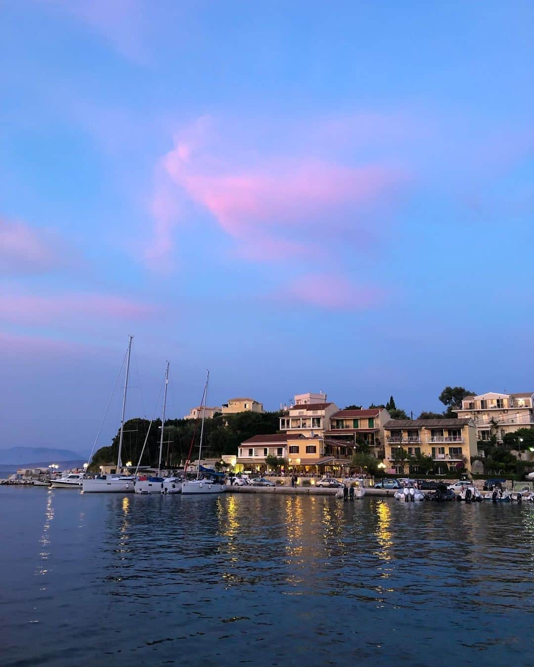 ルイーズ・ペントランドさんのインスタグラム写真 - (ルイーズ・ペントランドInstagram)「🌞Anyone else dreaming of 2019?! The olden, simple times?! We hired the most beautiful villa in Corfu last year and I’m still dreaming of it.🐚🌊 . This first photo was taken before everyone else woke up. I didn’t share at the time because I’m all bleary eyed and crumply and social media makes us think we’ve all gotta be models 24/7. Welllllll, I’m a model of a woman up at 5am to watch the sunrise with a toddler who likes an early start 💪🏻 . I’d really like to do another villa holiday next year. That one was my first and I LOVED it, it felt so calm and relaxed. . Do you have any recommendations? You always have the BEST tips for things like this! . We’re not going abroad this summer (but no judgement to those that do #YouDoYou 😊) but we do have a cottage booked in St Ives later on. If you’ve been there, I always want your tips! Basically, I need your help because I’m crap at this kinda thing 😂👌🏻🌊 . Ps- How amazing does Auntie Judith look? 🥰🌷 @bonnierbooks_uk - spot anything? ☺️📚」8月12日 20時05分 - louisepentland